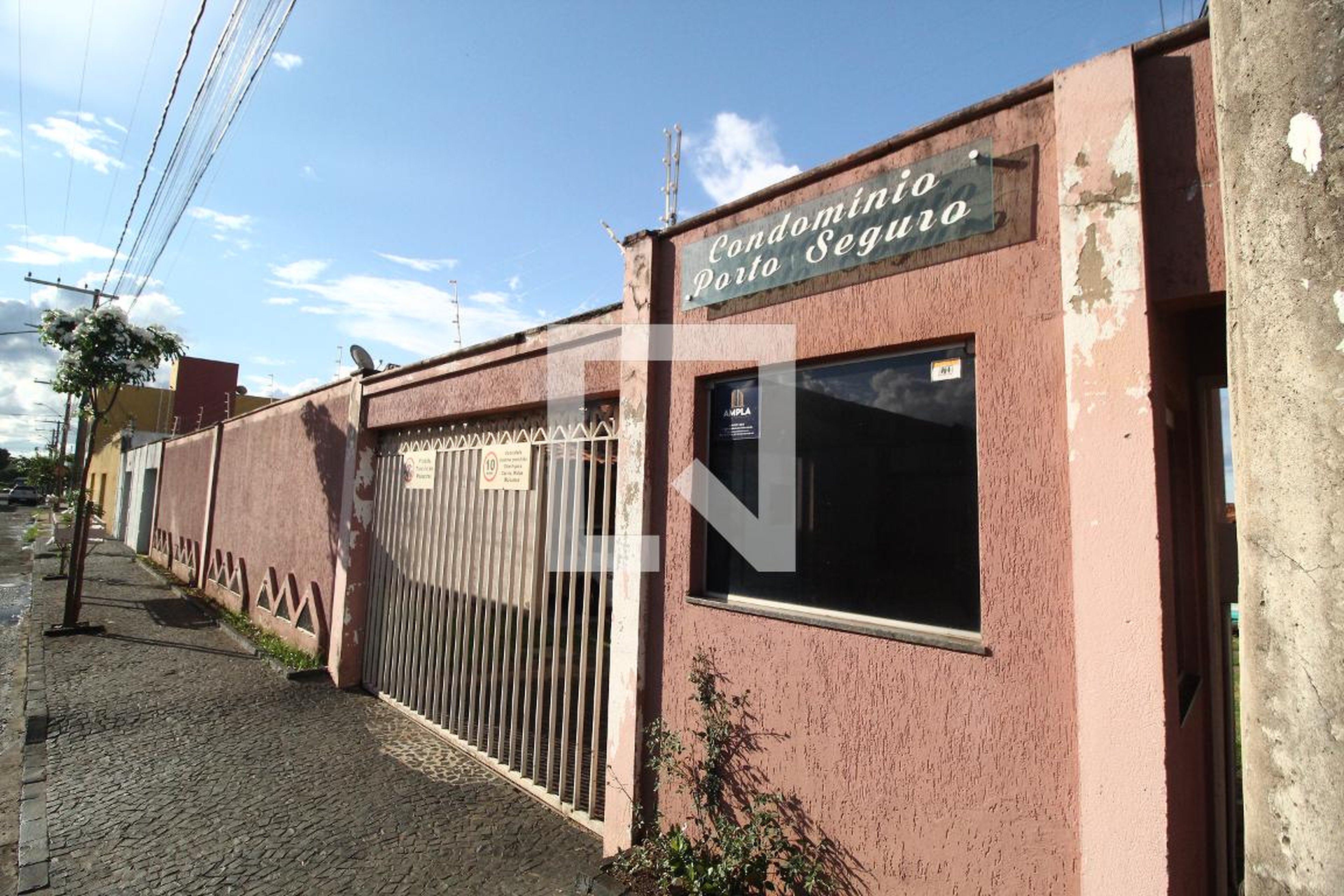 Fachada do Condomínio Condomínio em Rua Dos Roussels, 700