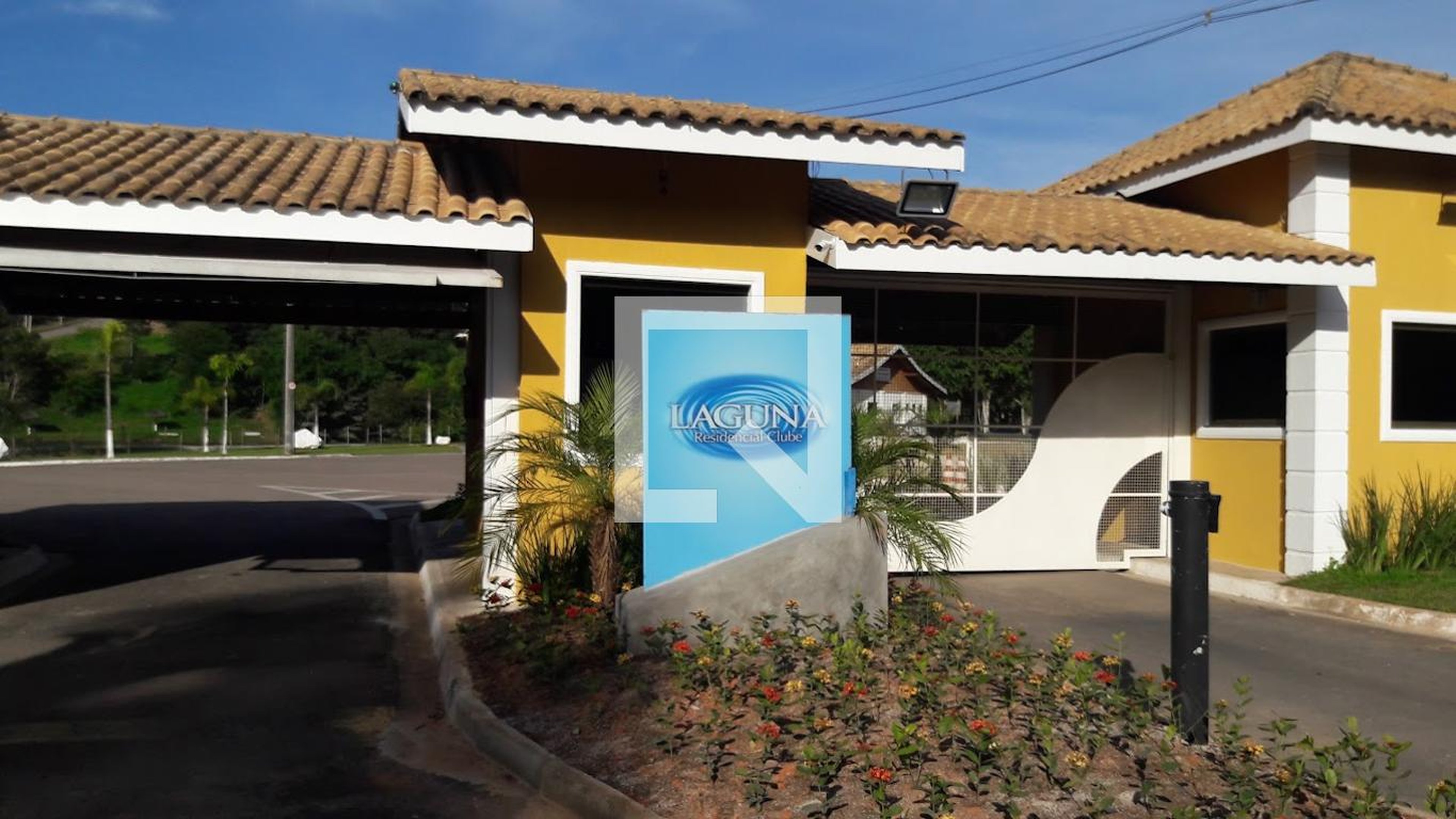 Fachada do Condomínio Condomínio Laguna Residencial Clube
