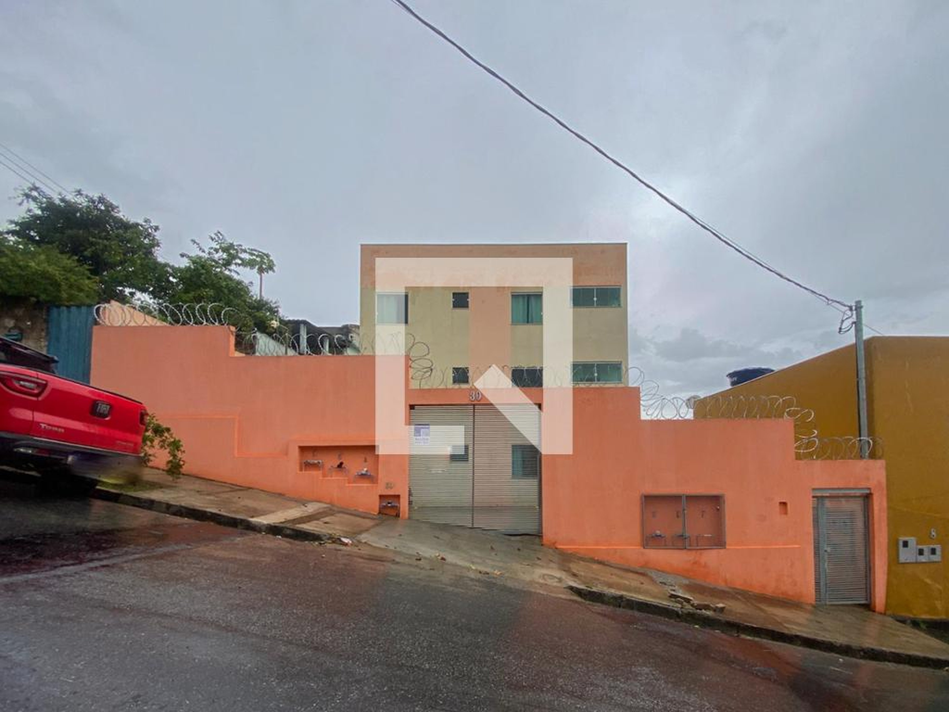 Fachada Condomínio em Rua Felipe Lage Santiago, 30