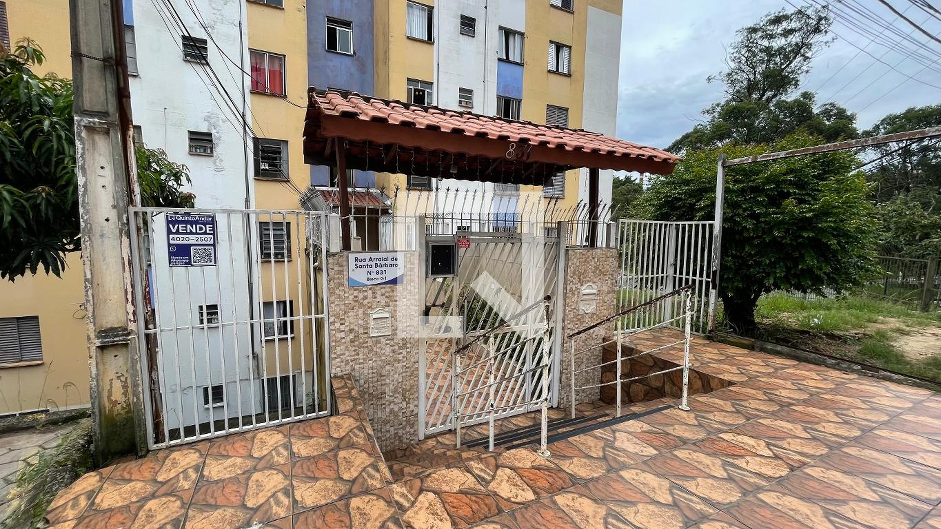 Fachada do Prédio Condomínio em Rua Arraial de Santa Bárbara, 831