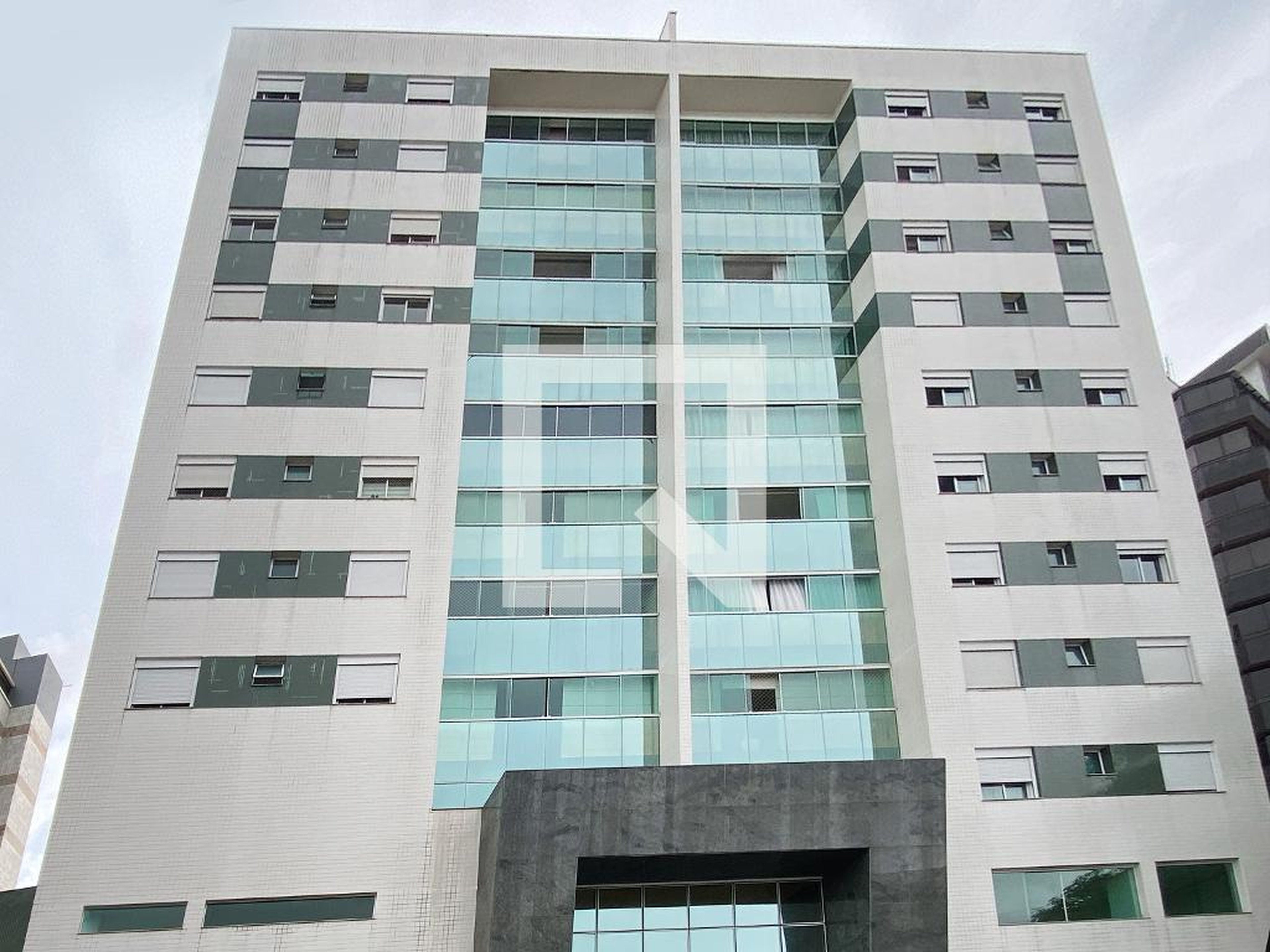 Fachada Condomínio em Rua Deputado Bernardino Sena Figueiredo, 99