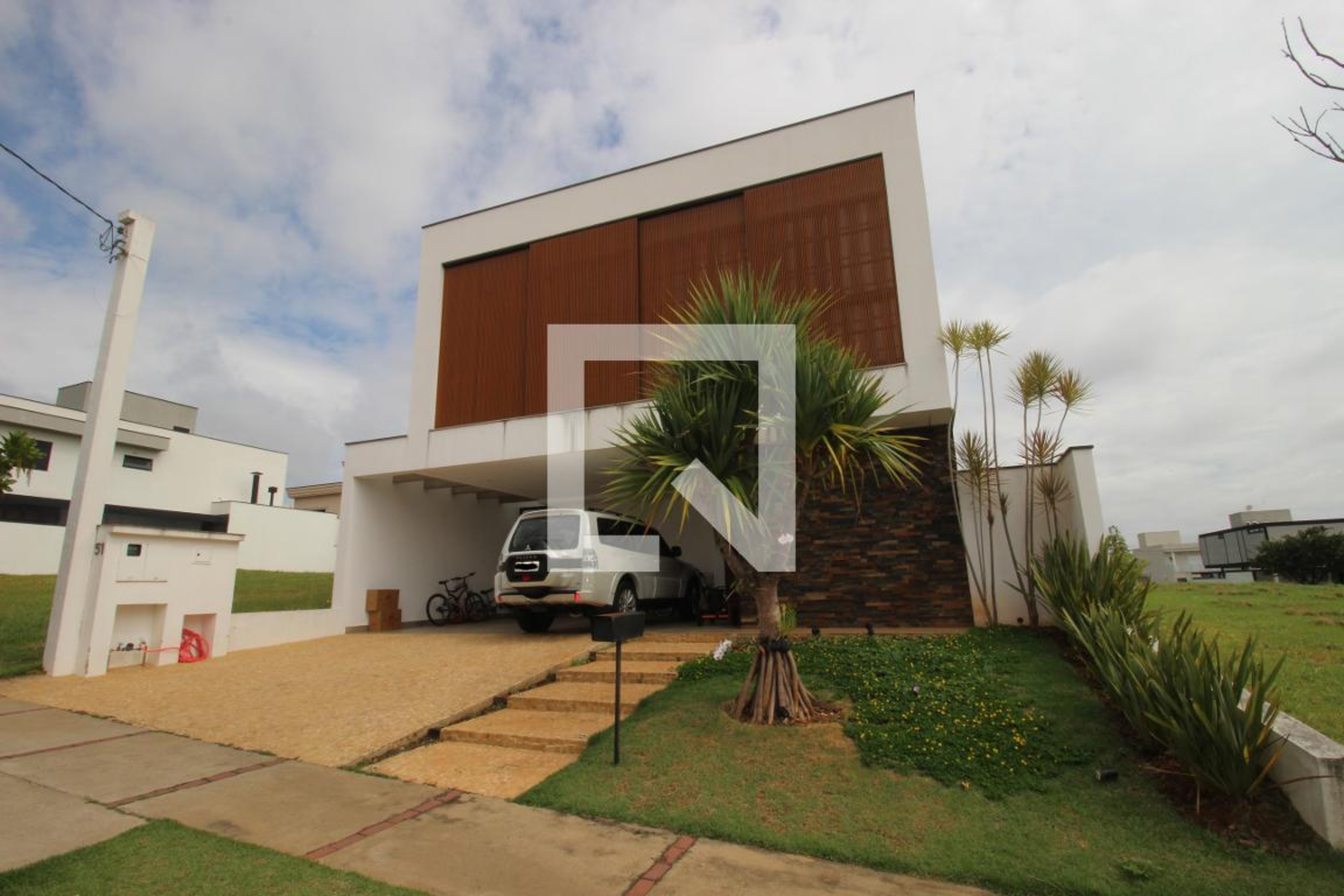 Fachada Condomínio em Rua Hermelinda Peres Monteiro, 51