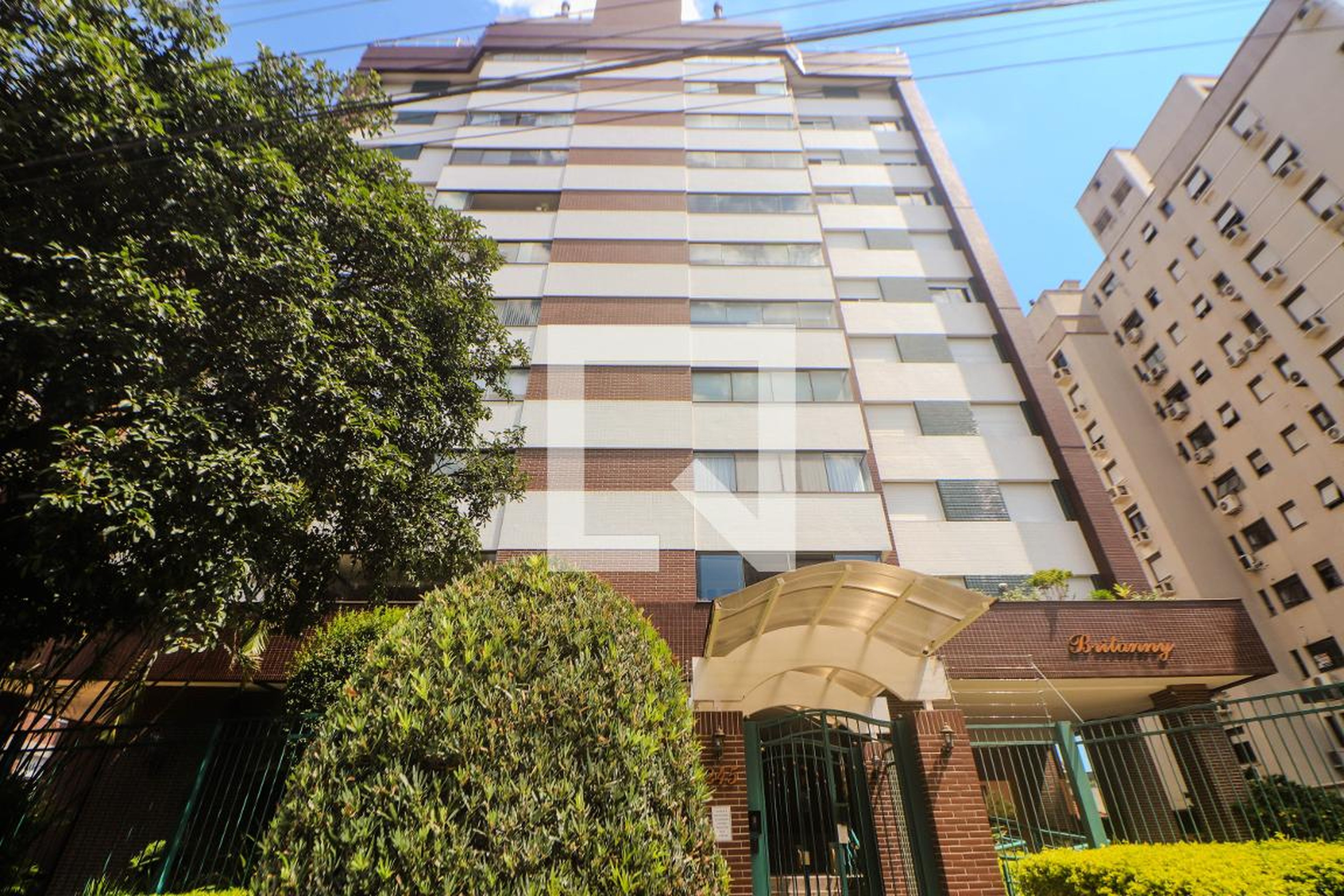 Fachada Condomínio em Rua Ferreira Viana, 245