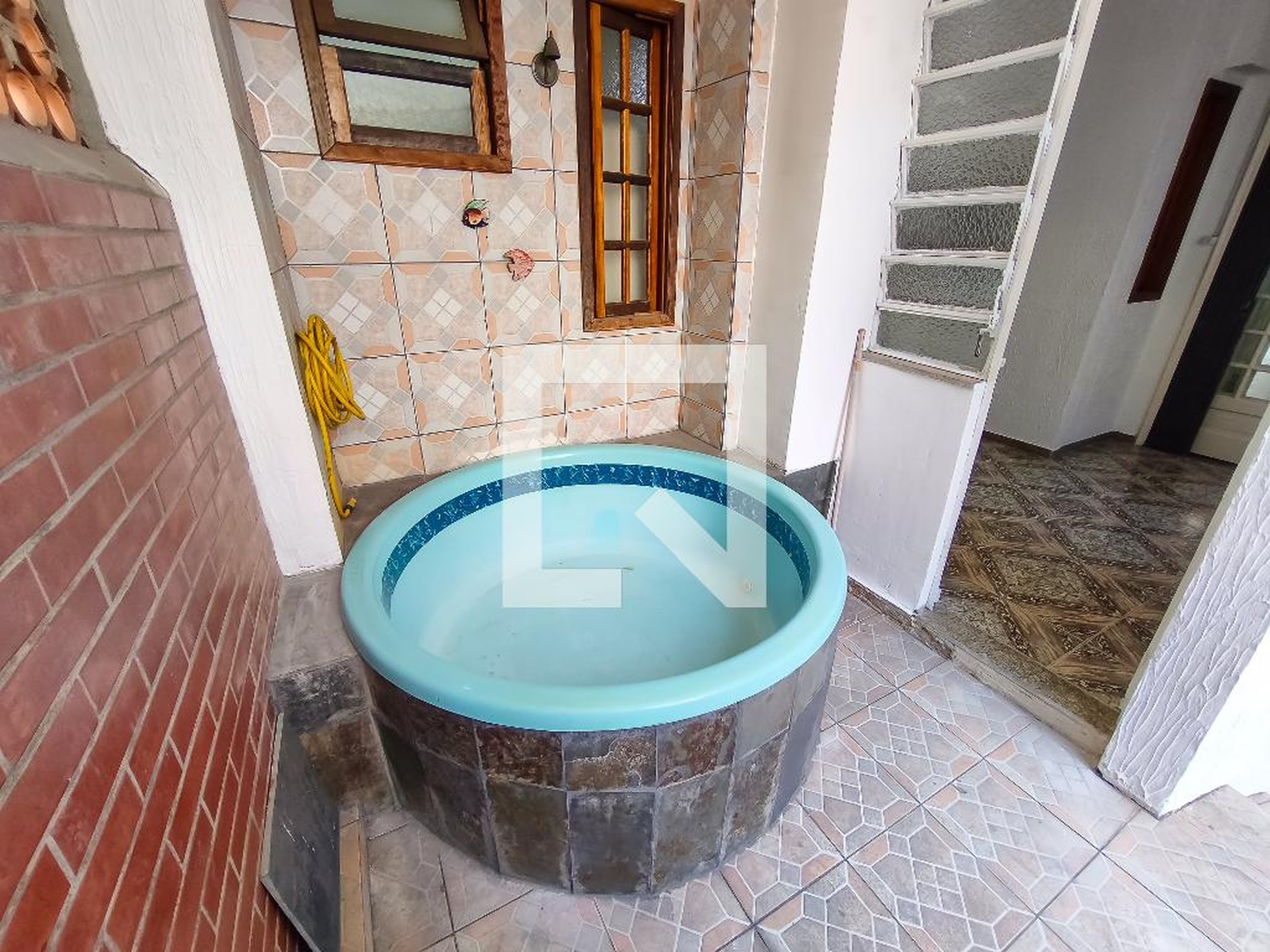 Piscina Condomínio em Praça Hilda, 10