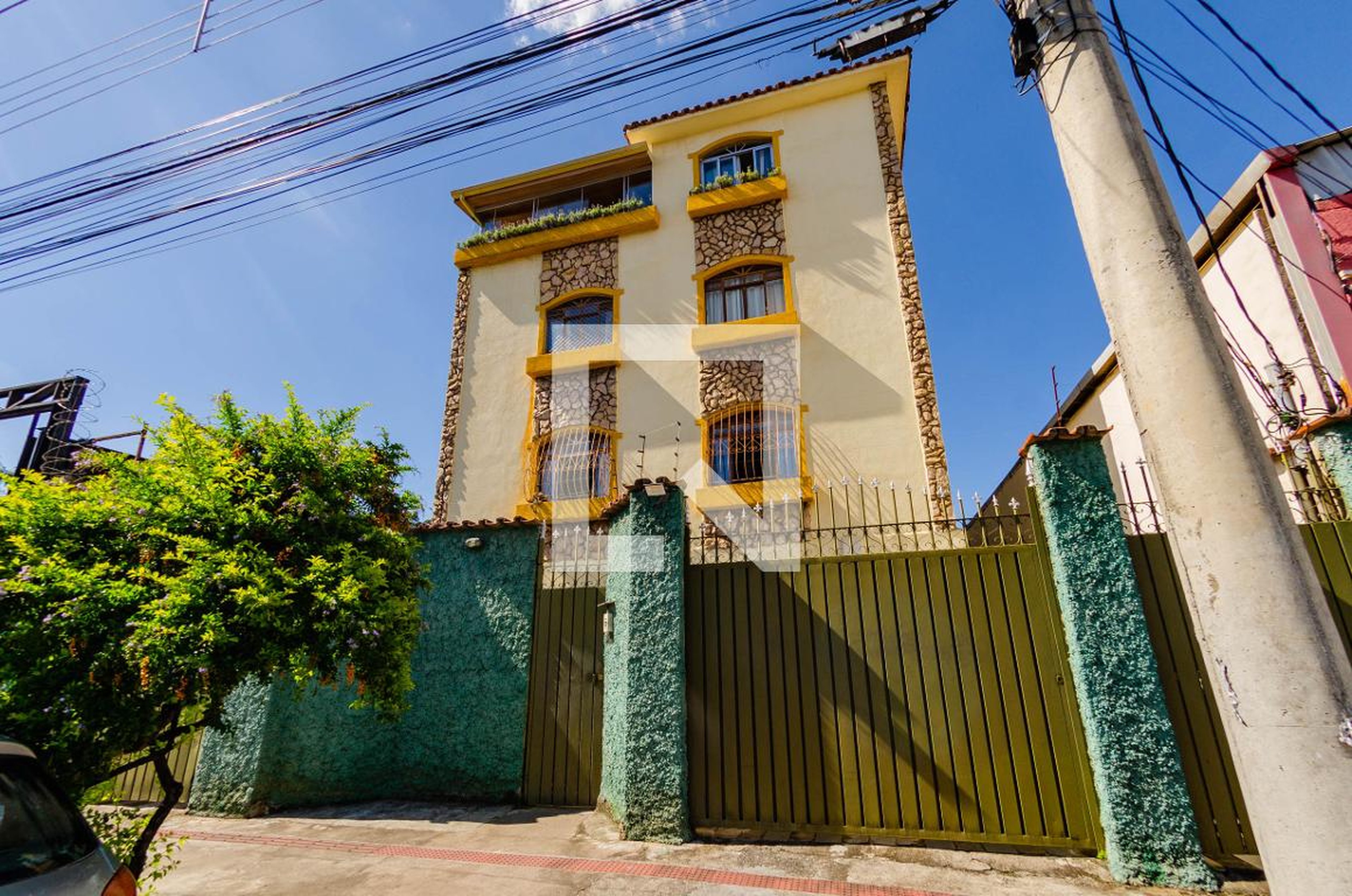 Fachada Condomínio em Rua Cornélio Cerqueira, 14