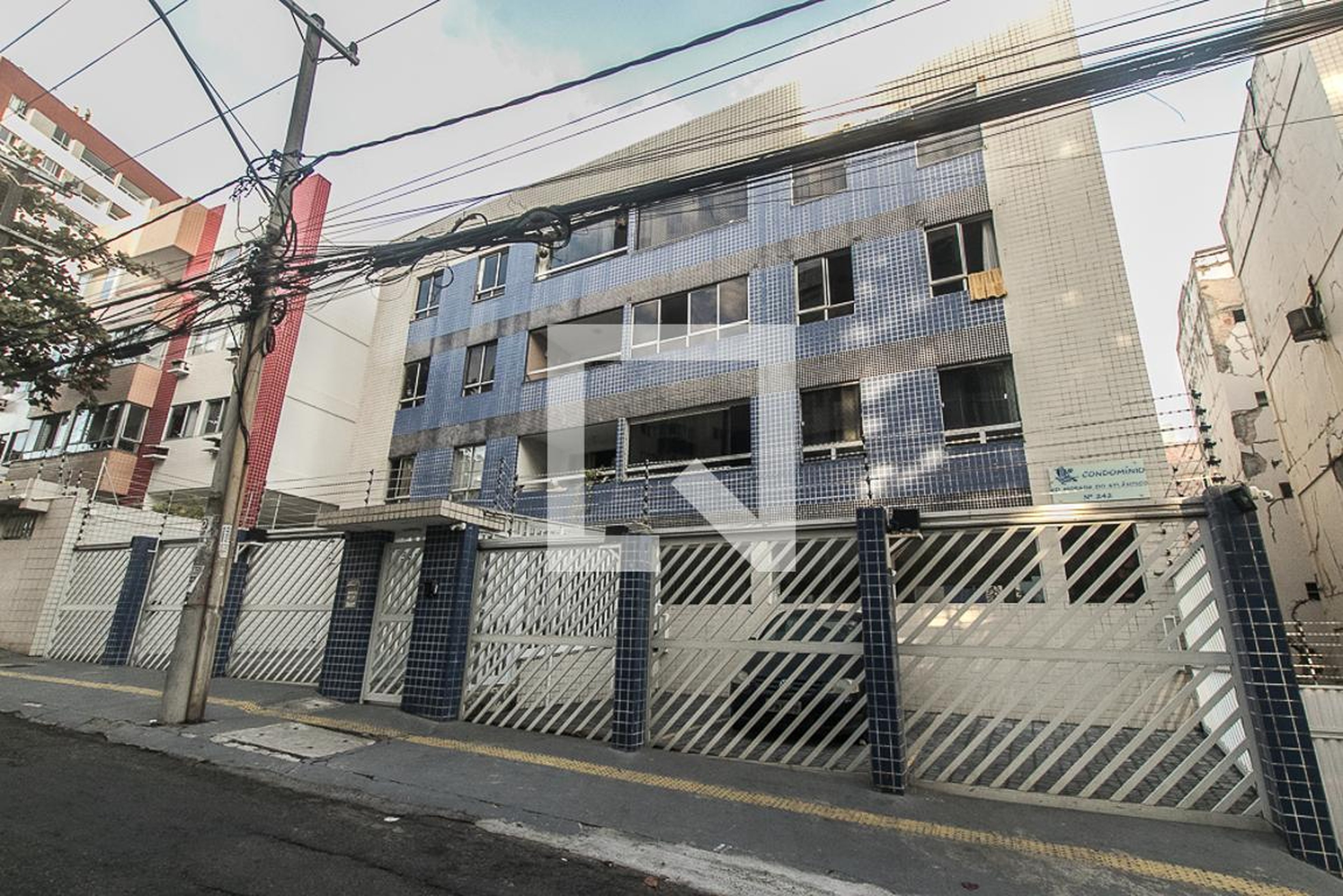 Fachada do Prédio Condomínio em Rua Professor Isaías Alves de Almeida, 242