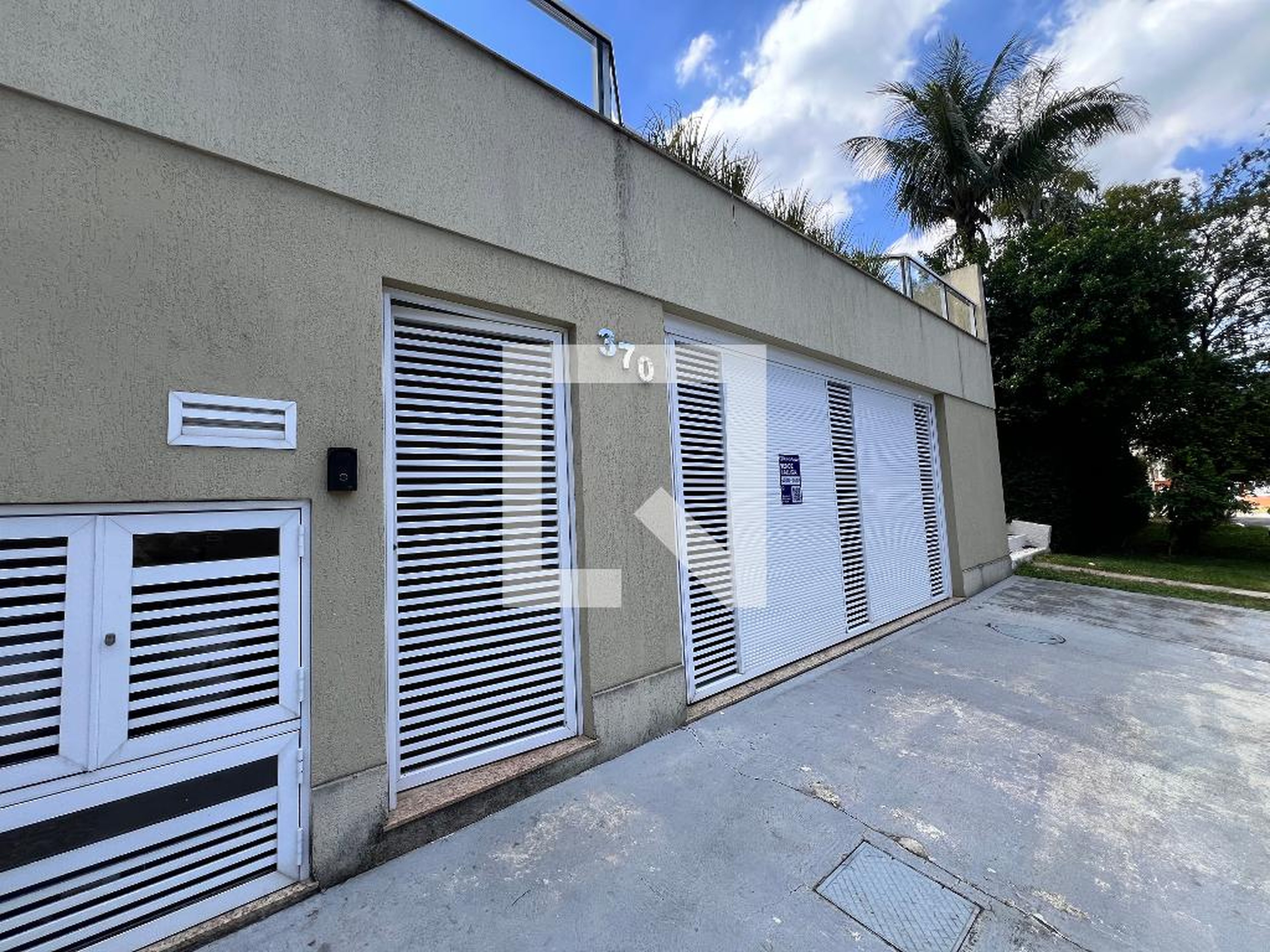 Fachada Condomínio em Rua Carmem Aguiar de Matos, 370