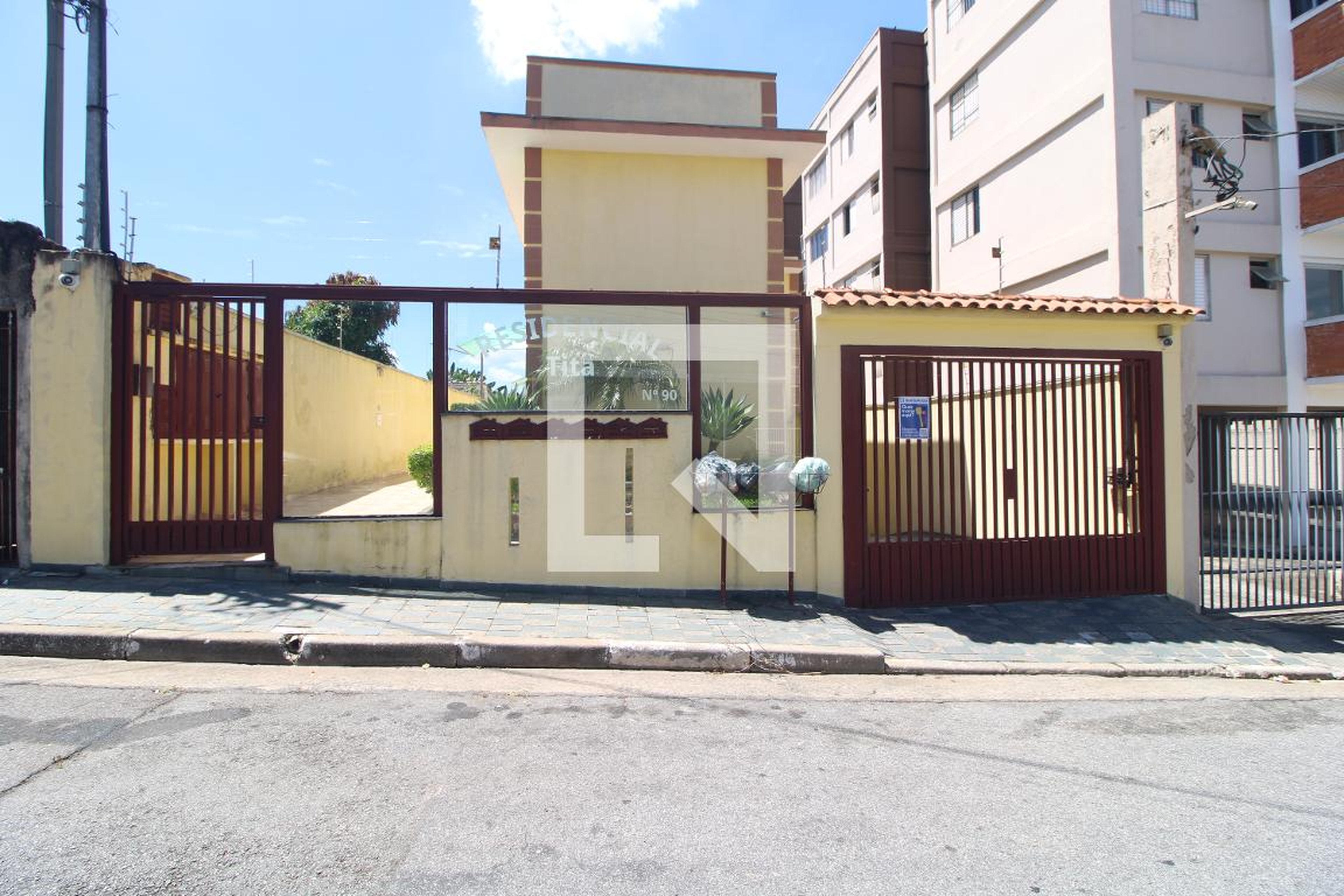 Fachada Condomínio em Rua Gregório Ferreira, 90