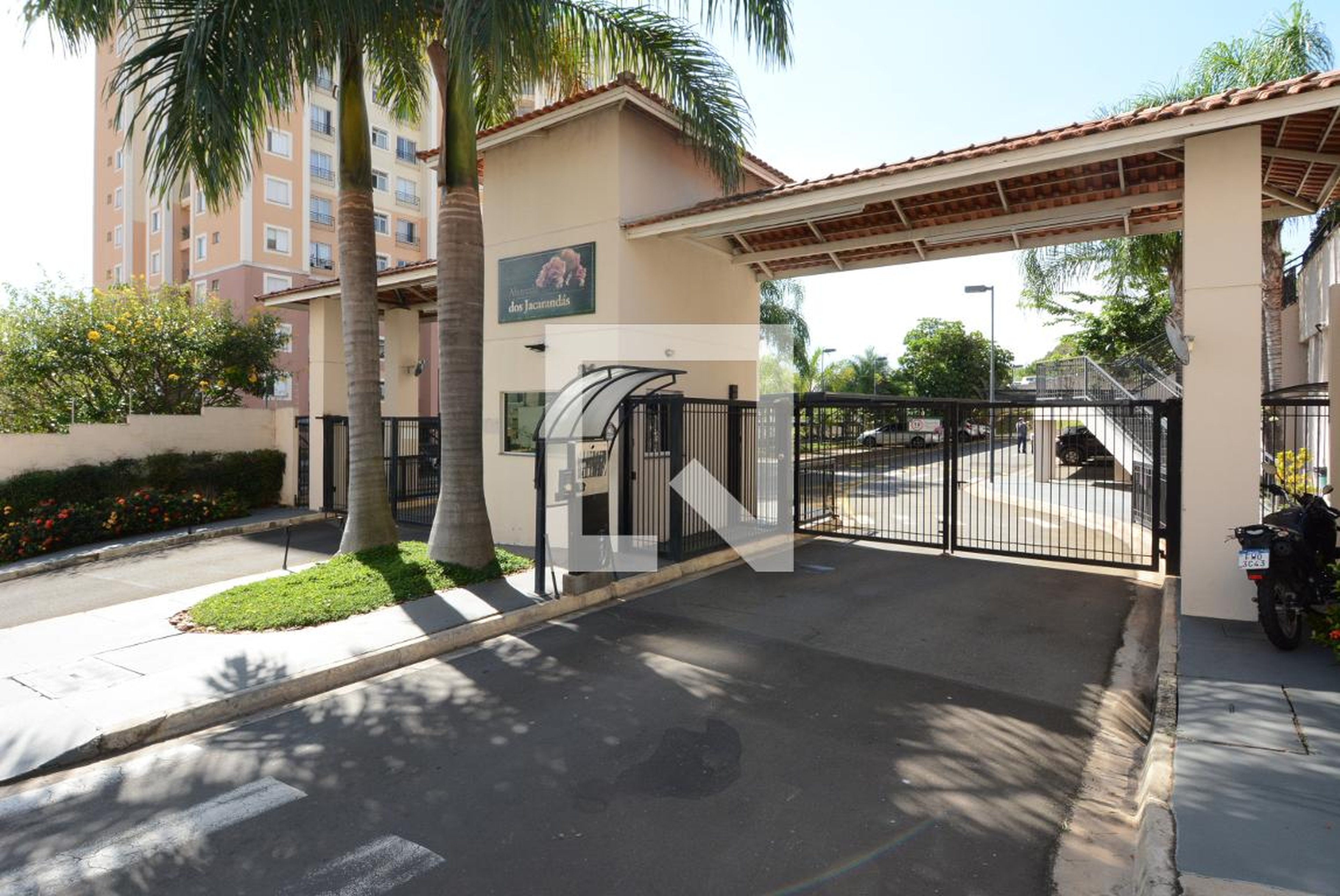 Fachada do Condomínio Condomínio Alameda dos Jacarandas
