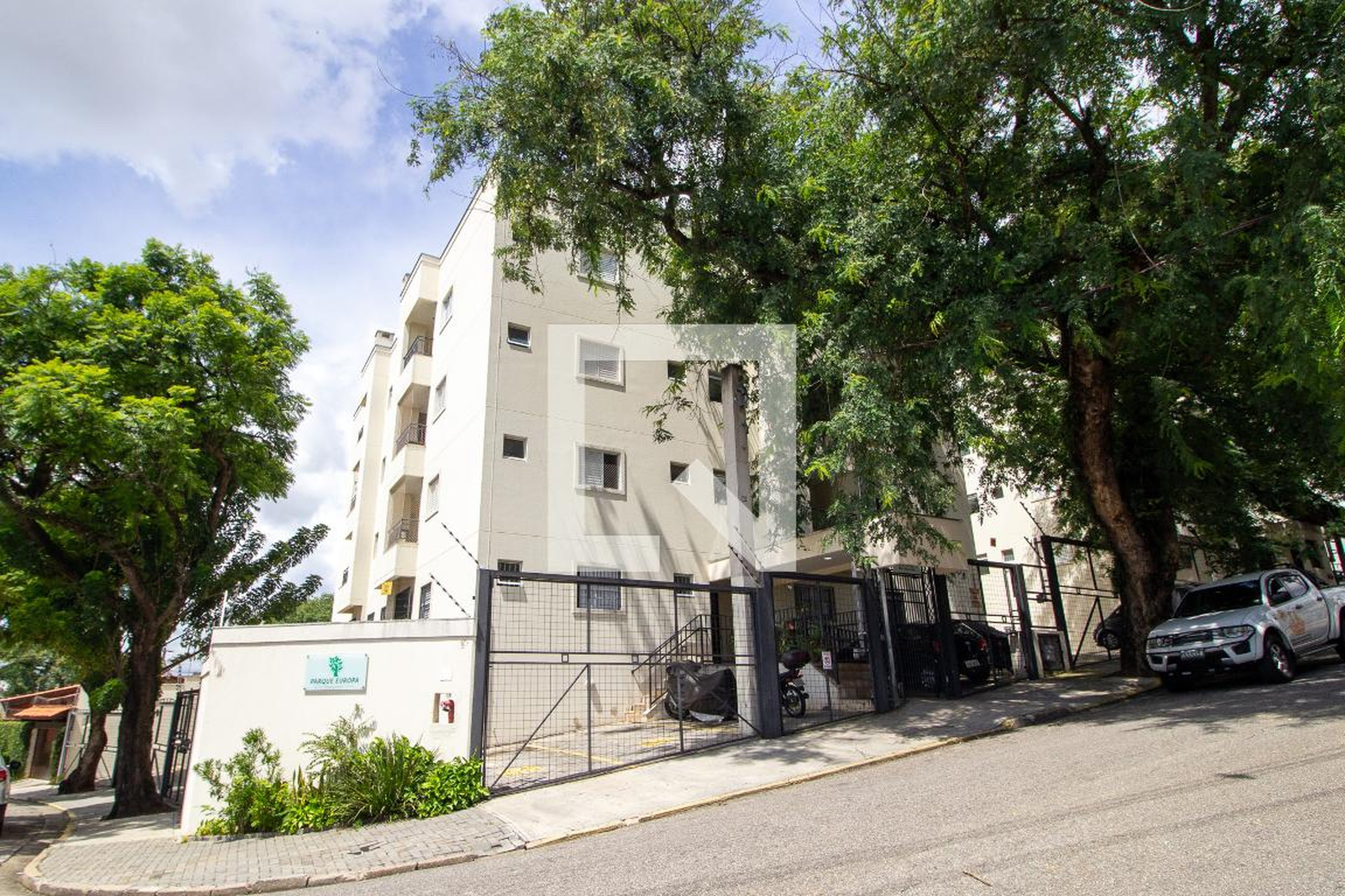 Fachada Condomínio em Rua Suíça, 130