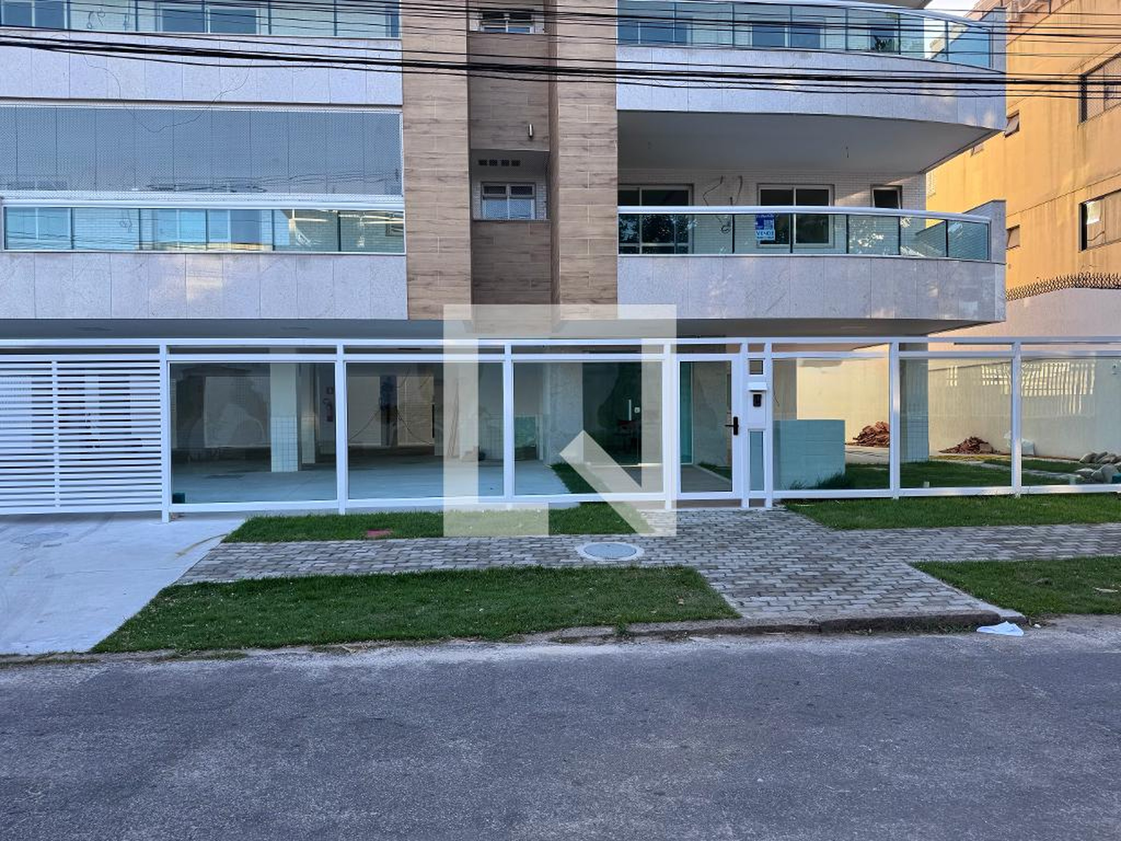 Fachada Condomínio em Rua Leiloeiro Ernani Mello, 505