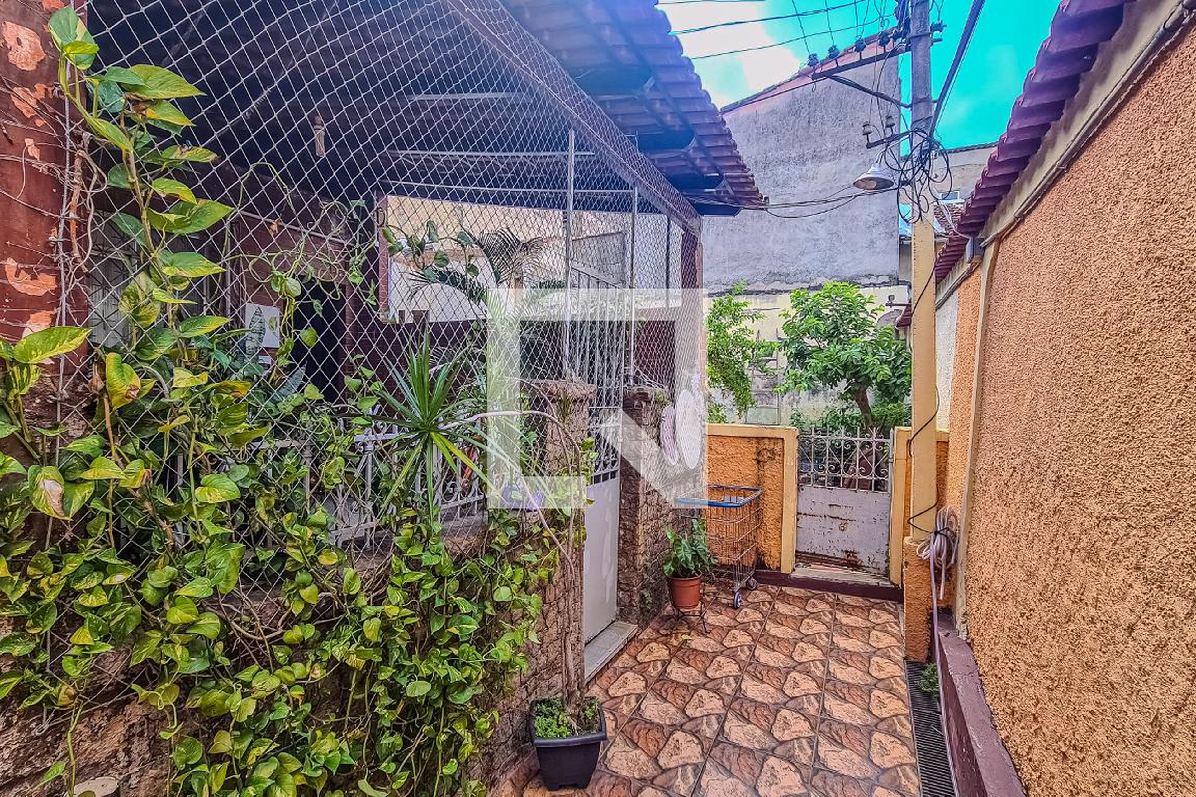 Entrada Condomínio em Rua Doutor Padilha, 180