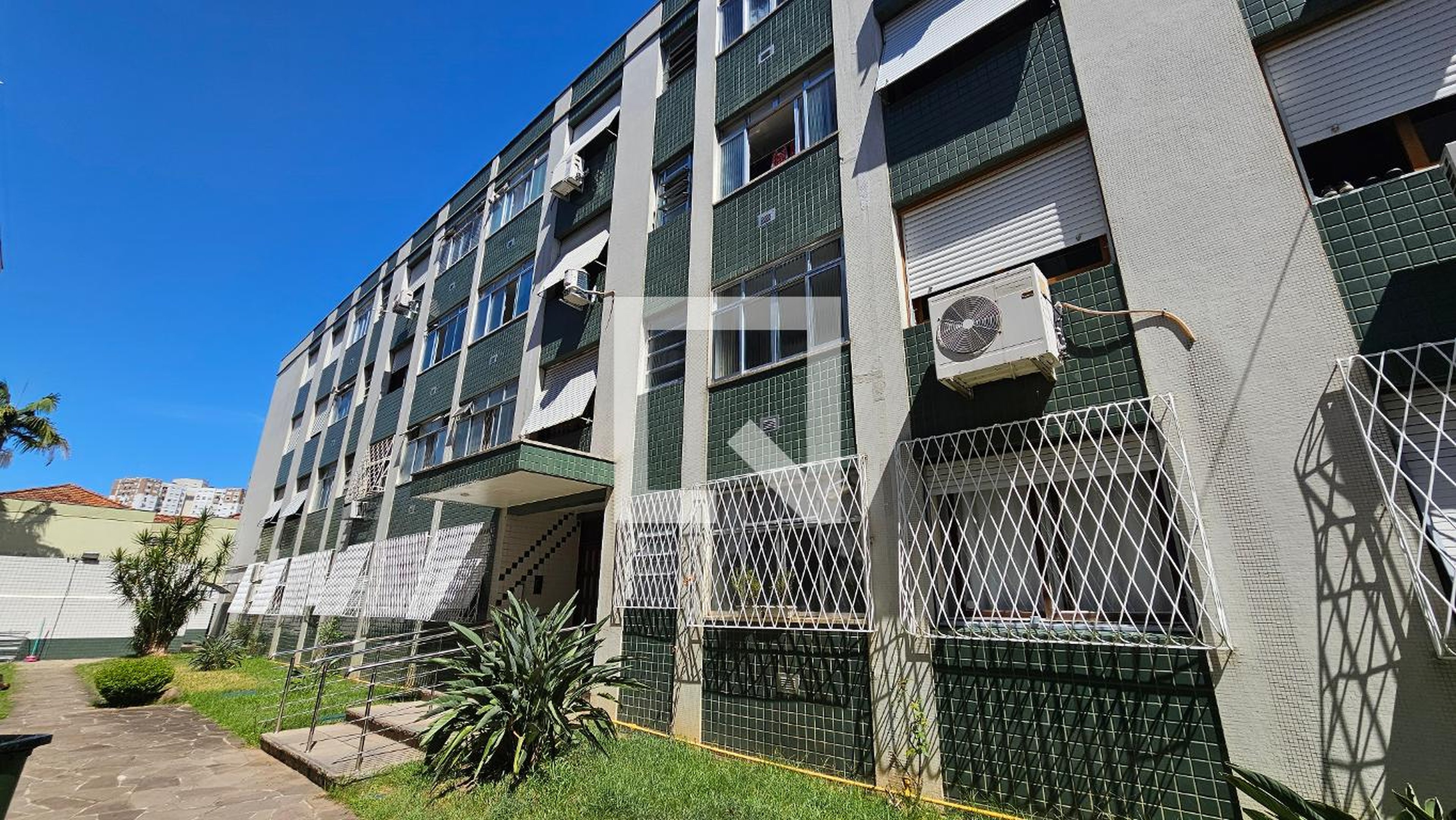 Fachada Condomínio em Rua Alberto Silva, 34