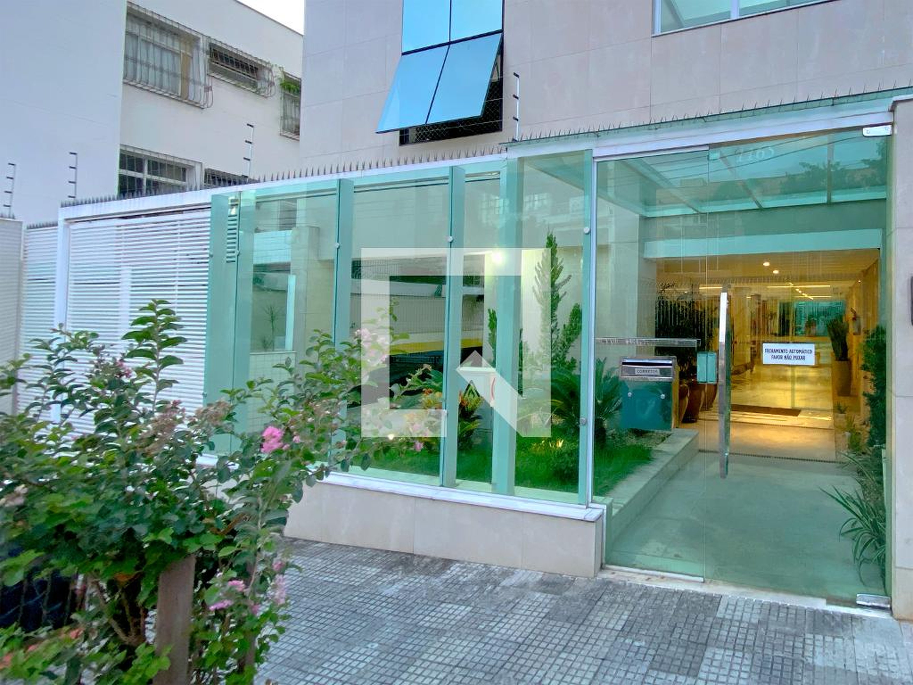 Fachada Condomínio em Rua Deputado Bernardino Sena Figueiredo, 1165