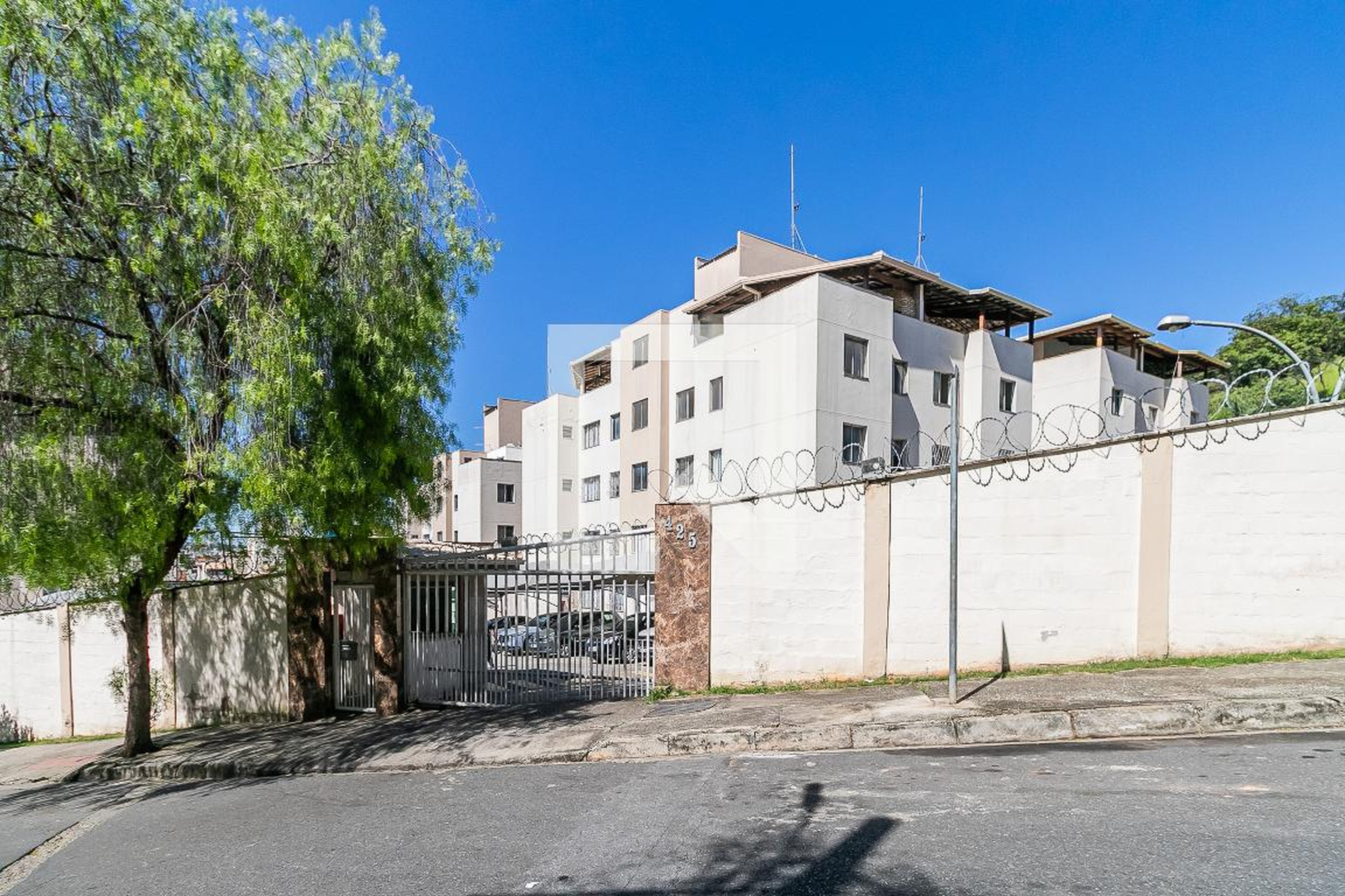 Fachada Condomínio em Rua Um, 425