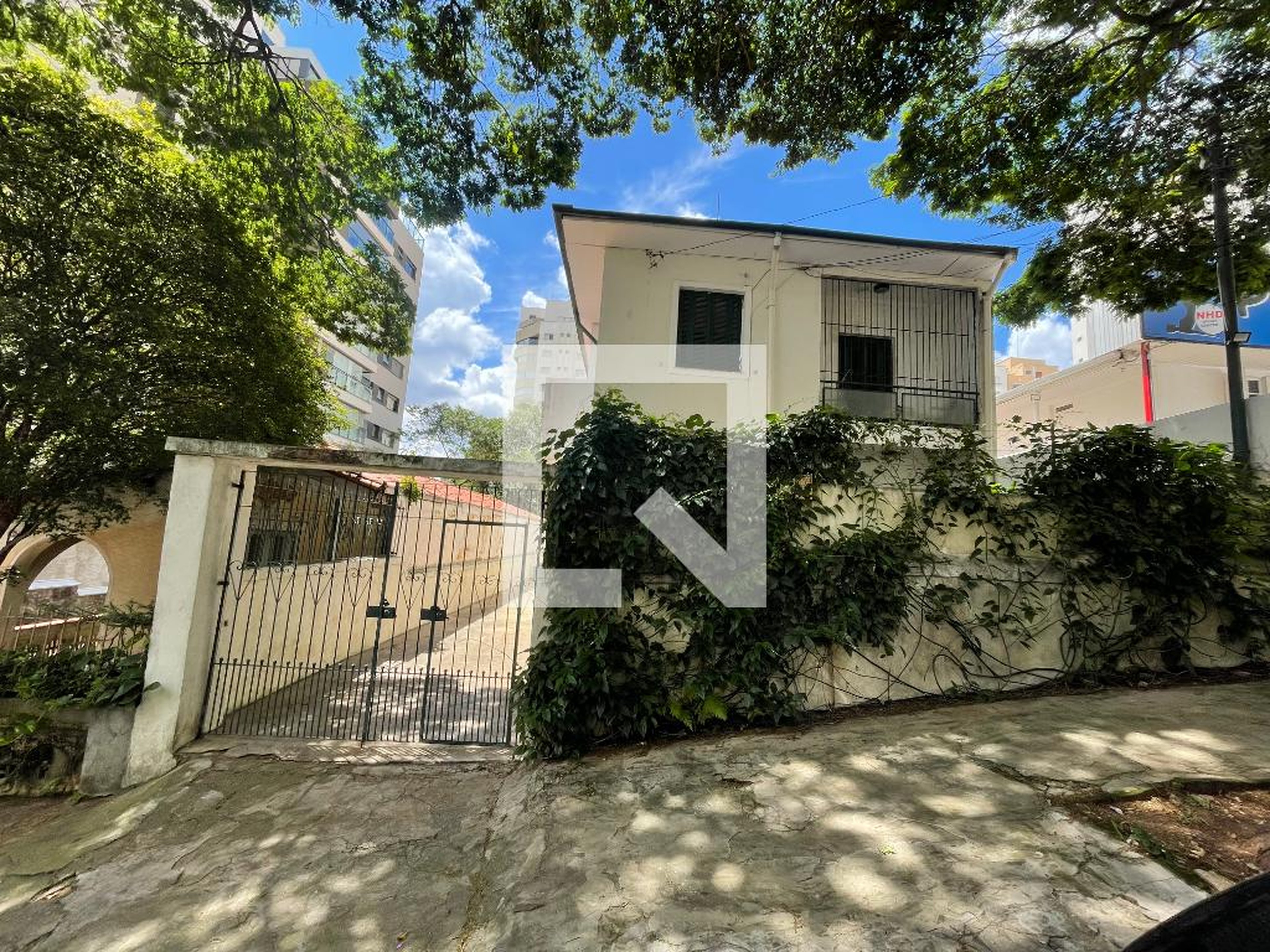 Fachada Condomínio em Rua Aimberê, 1421