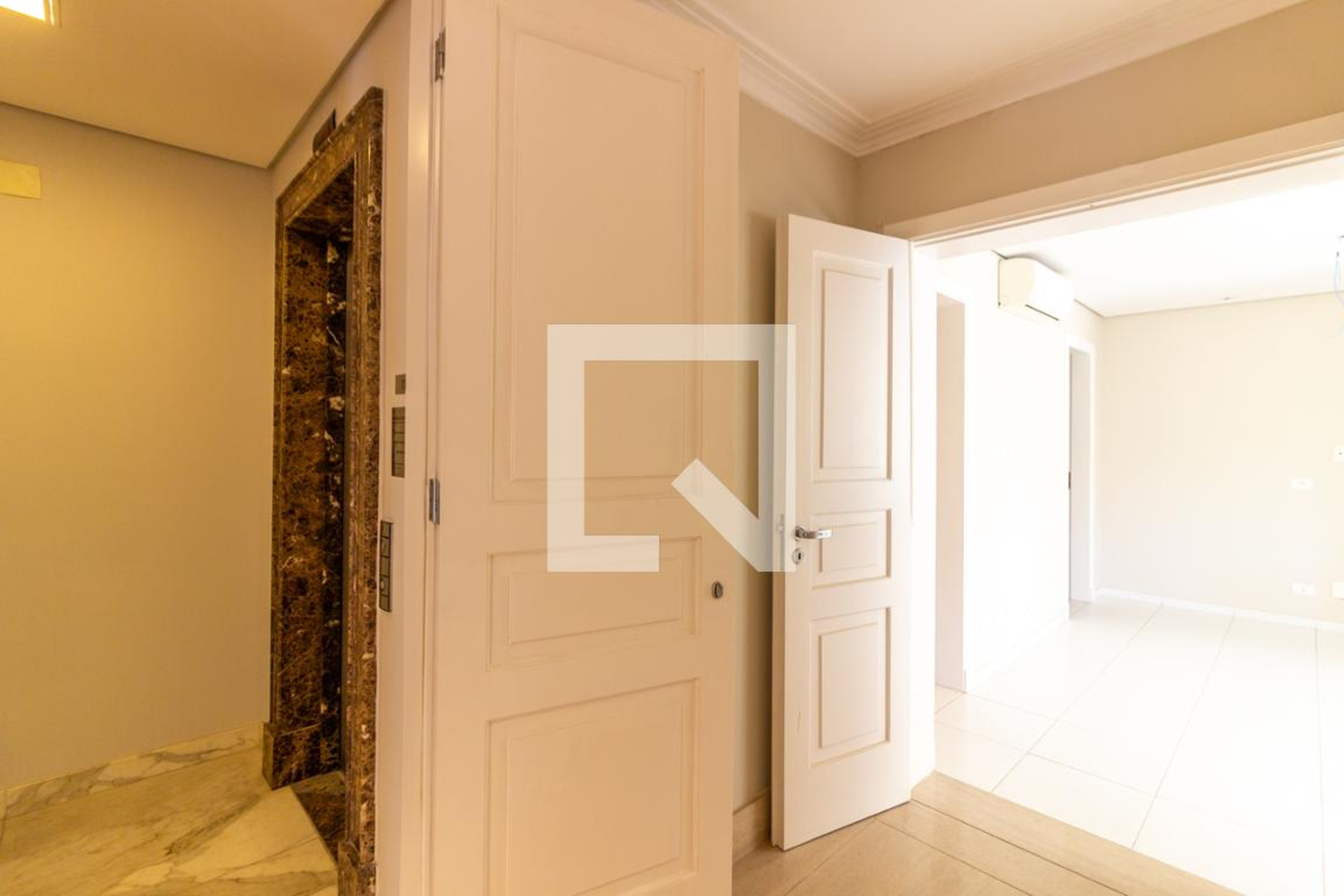 Entrada - Maison D Orleans