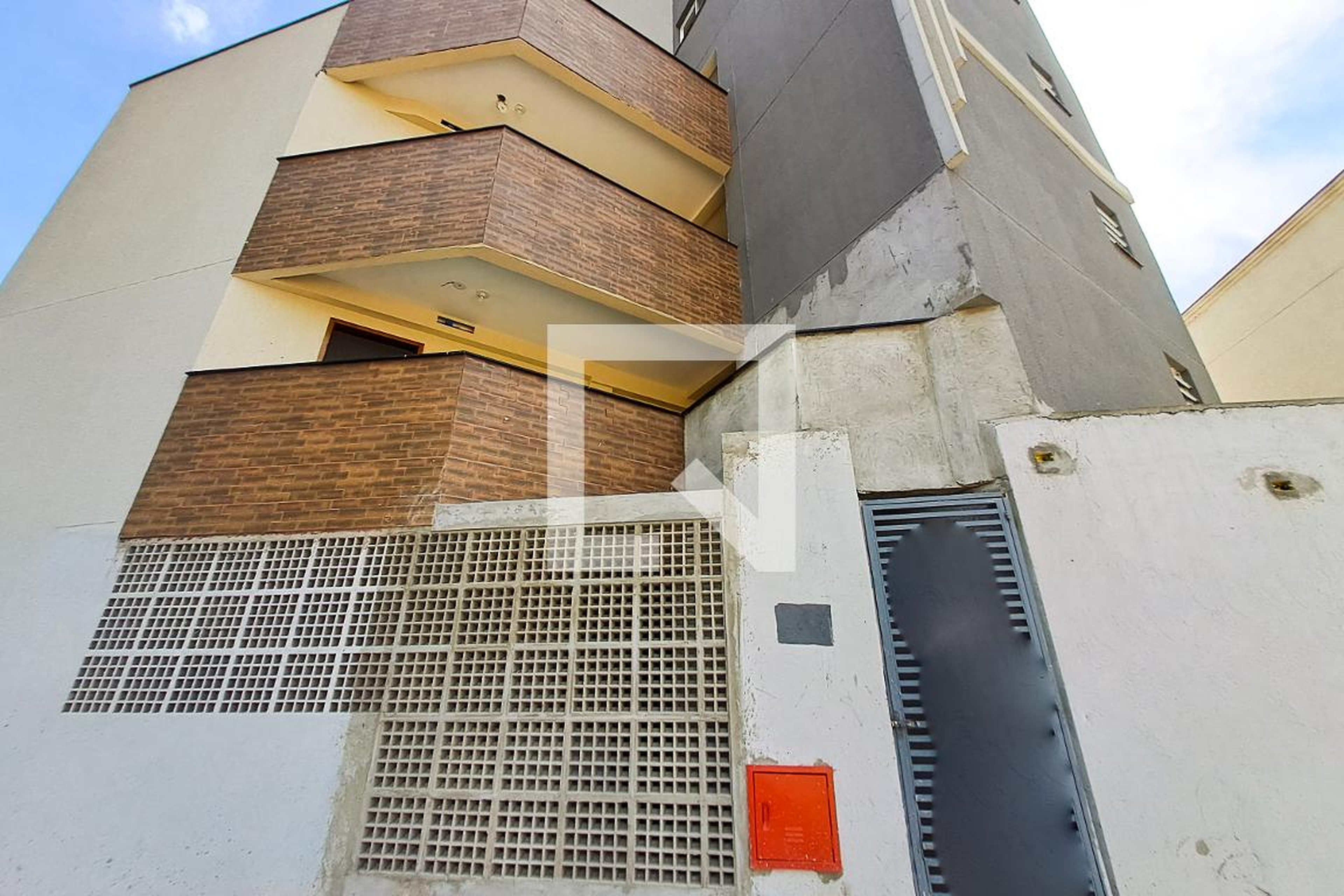 Fachada Condomínio em Rua Gilda, 473