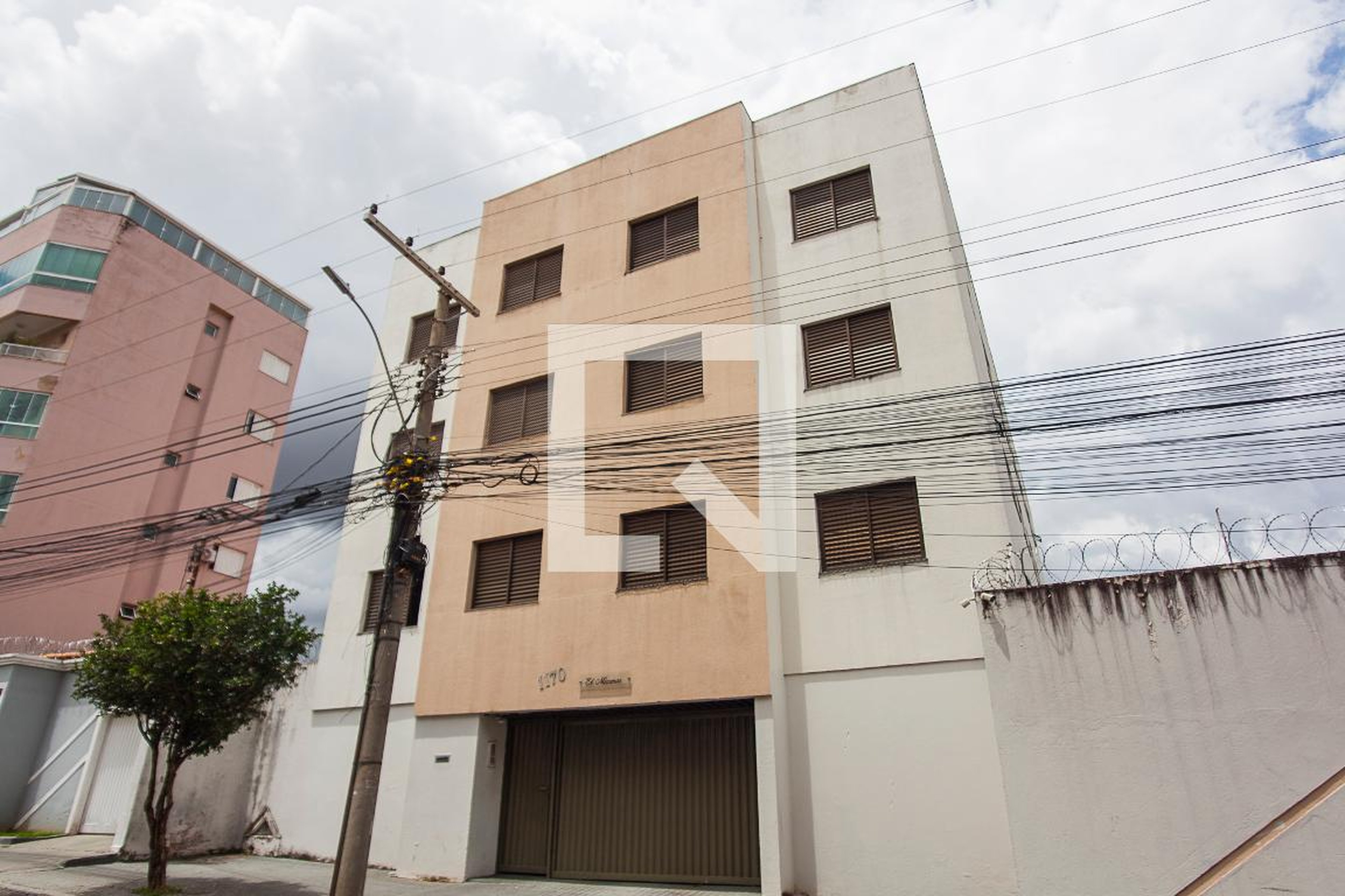 Fachada Condomínio em Rua Benedito Palhares, 1170