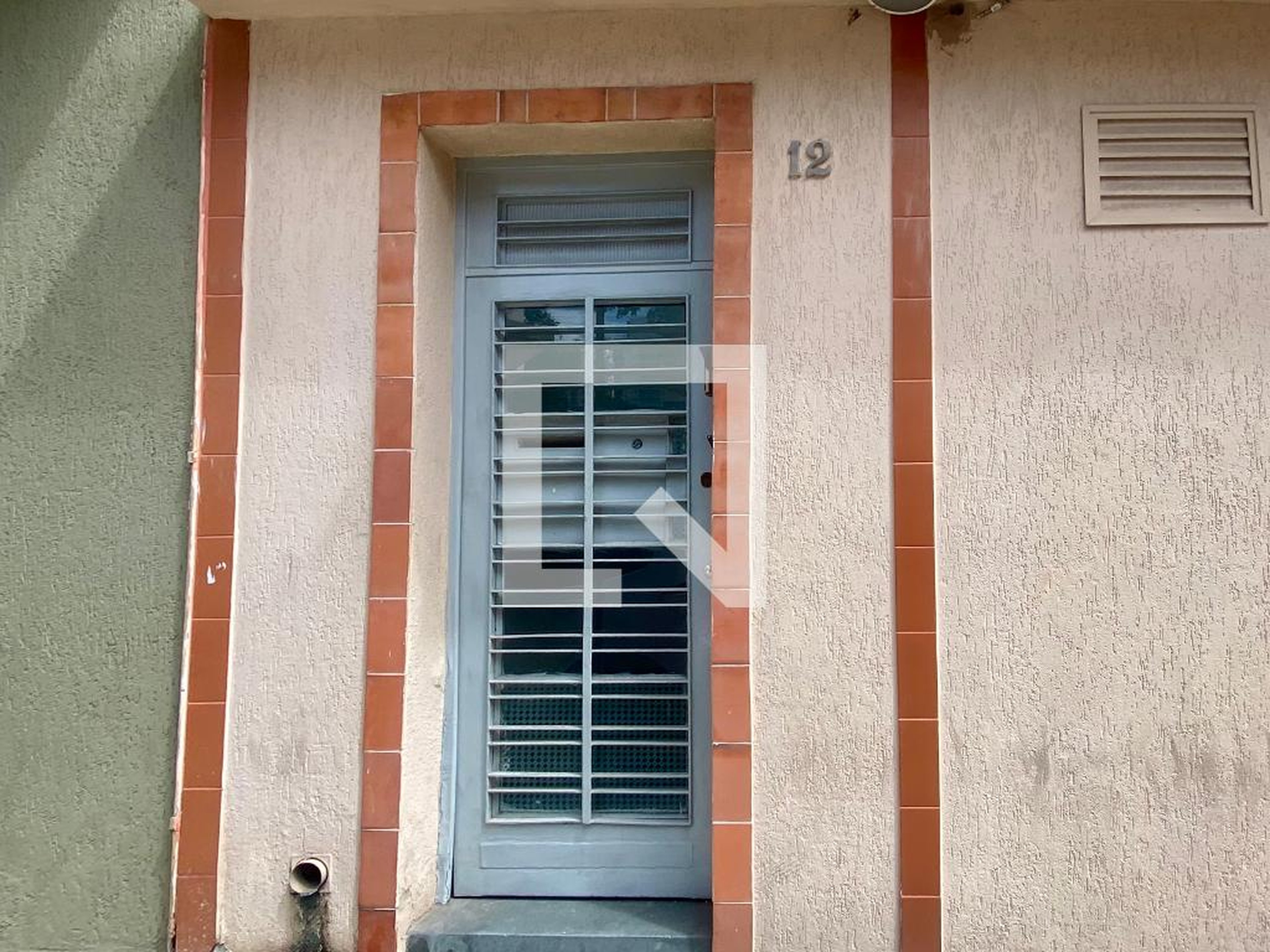 Fachada Condomínio em Rua das Camélias, 12