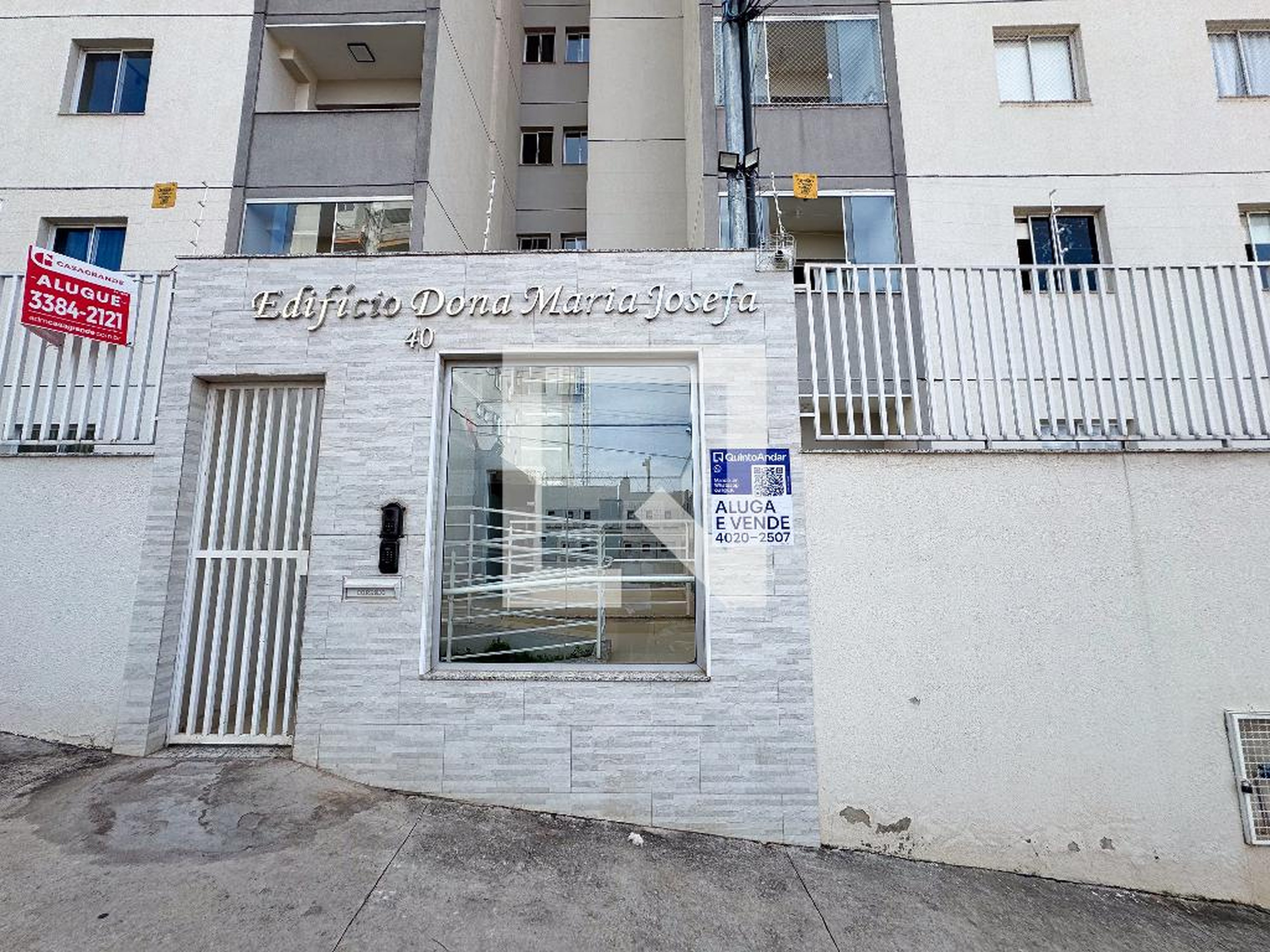 Fachada Condomínio em Rua Maria do Carmo, 40