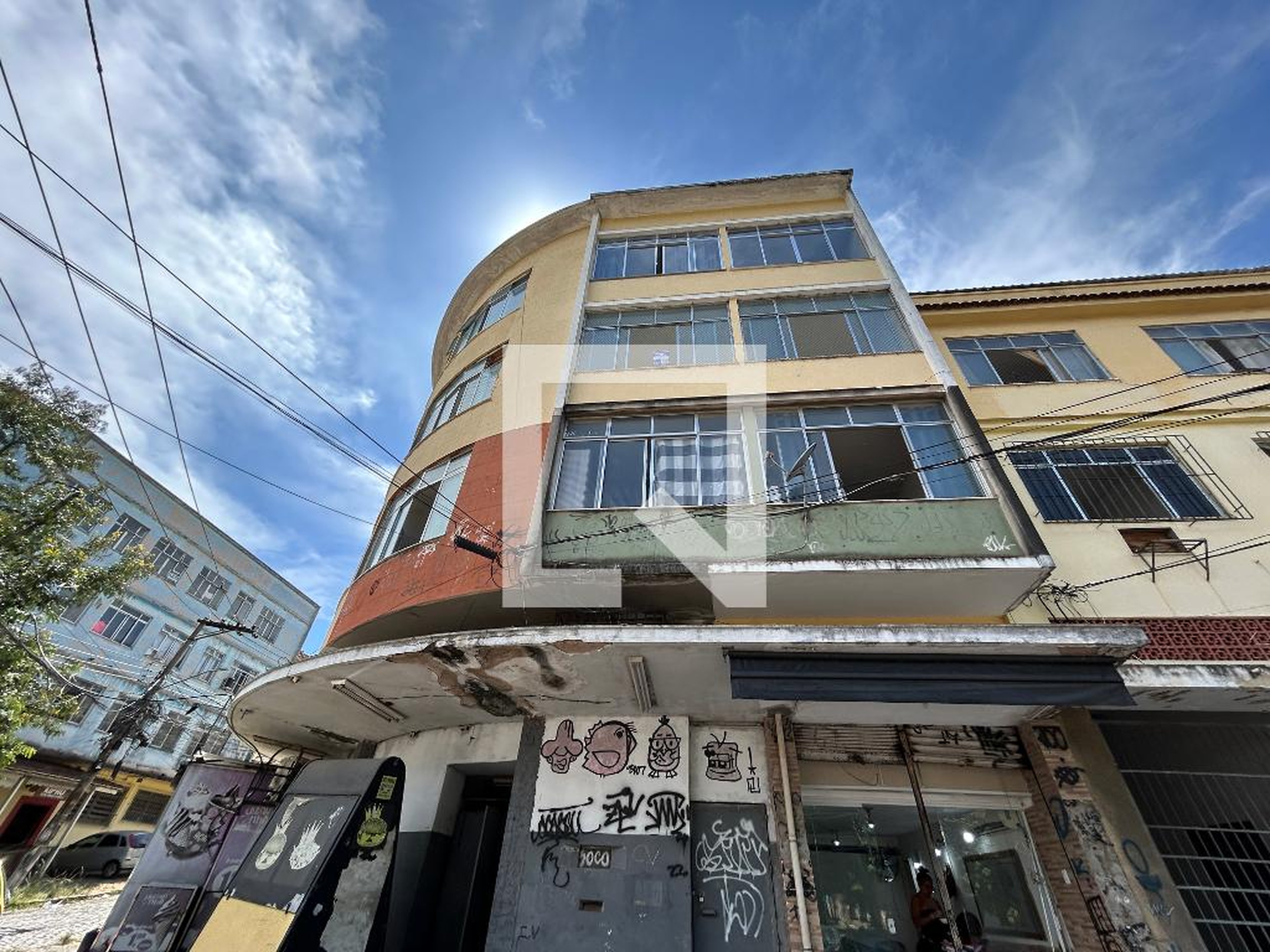 Fachada Condomínio em Rua Torres de Oliveira, 261