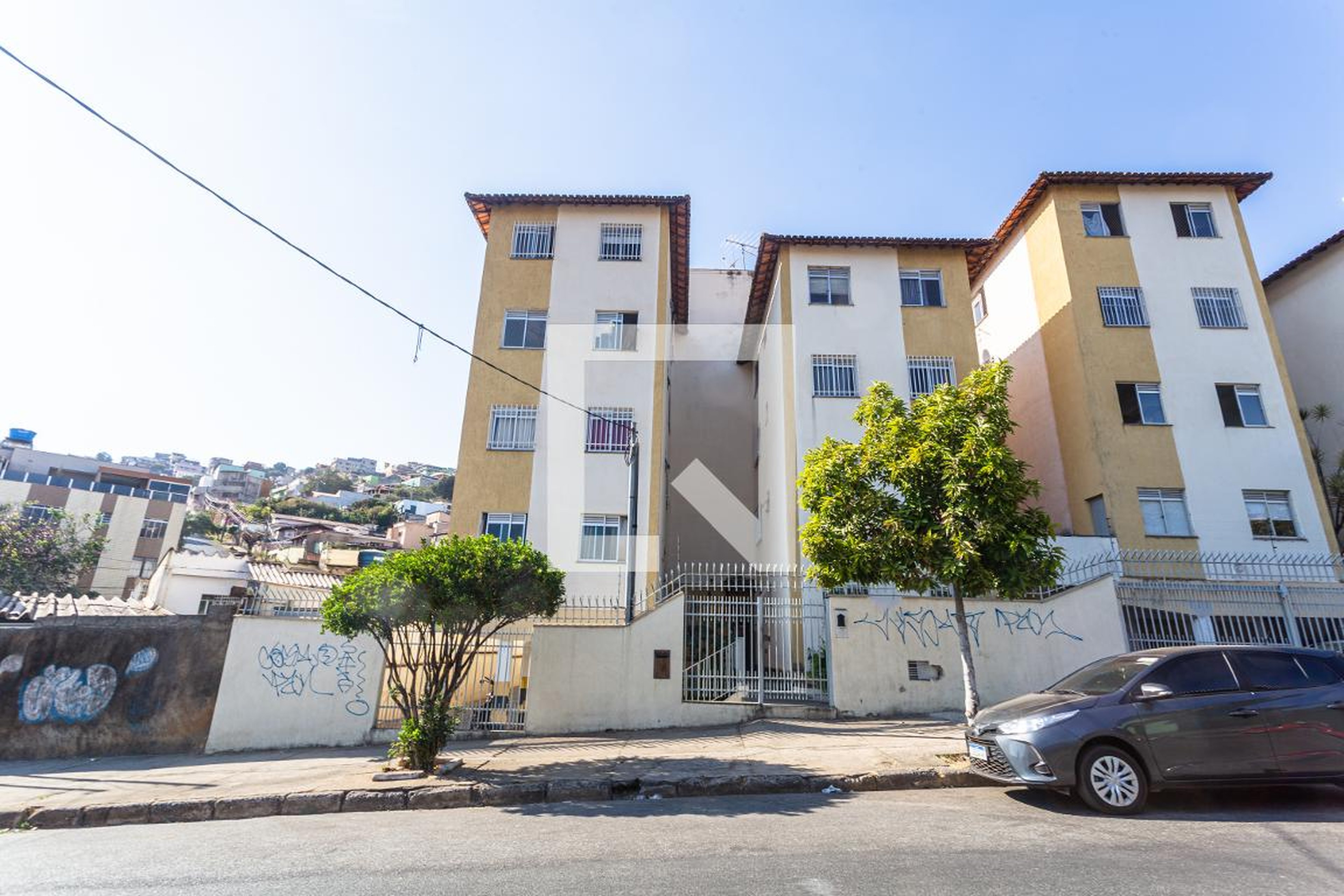 Fachada Condomínio em Rua Maria Carmem Valadares, 549