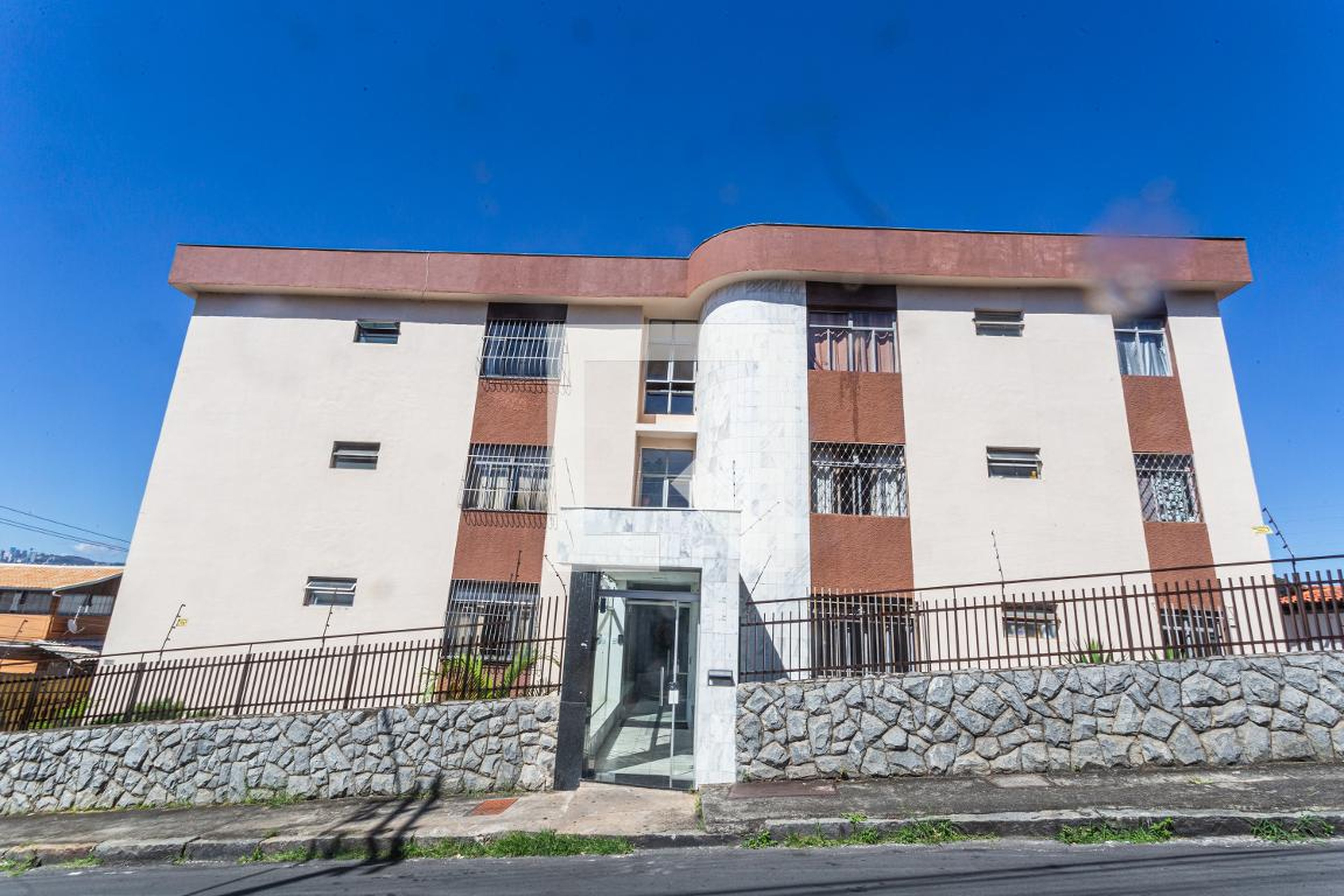 Fachada Condomínio em Rua Itabira, 693