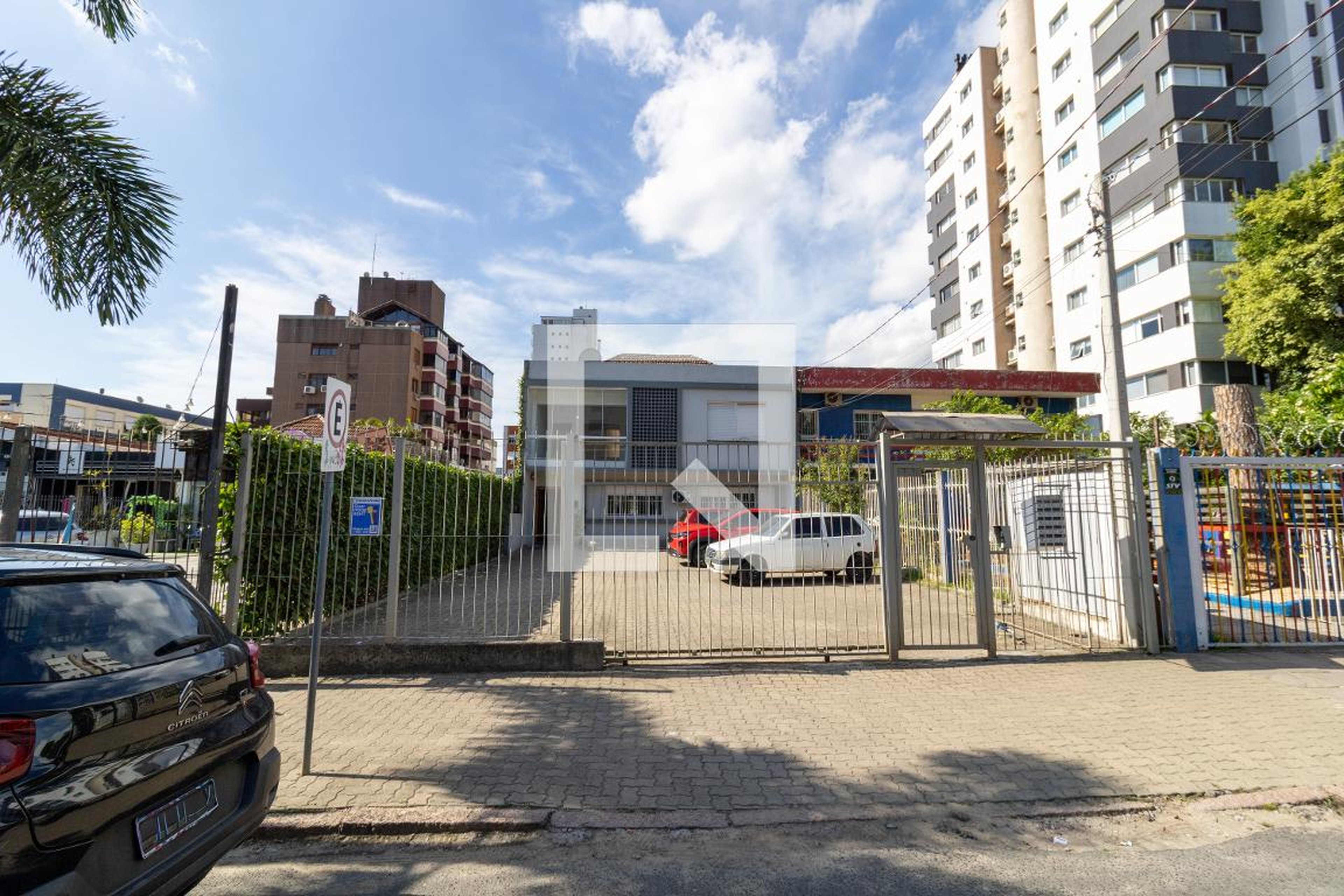 Fachada Condomínio em Rua Barbedo, 426