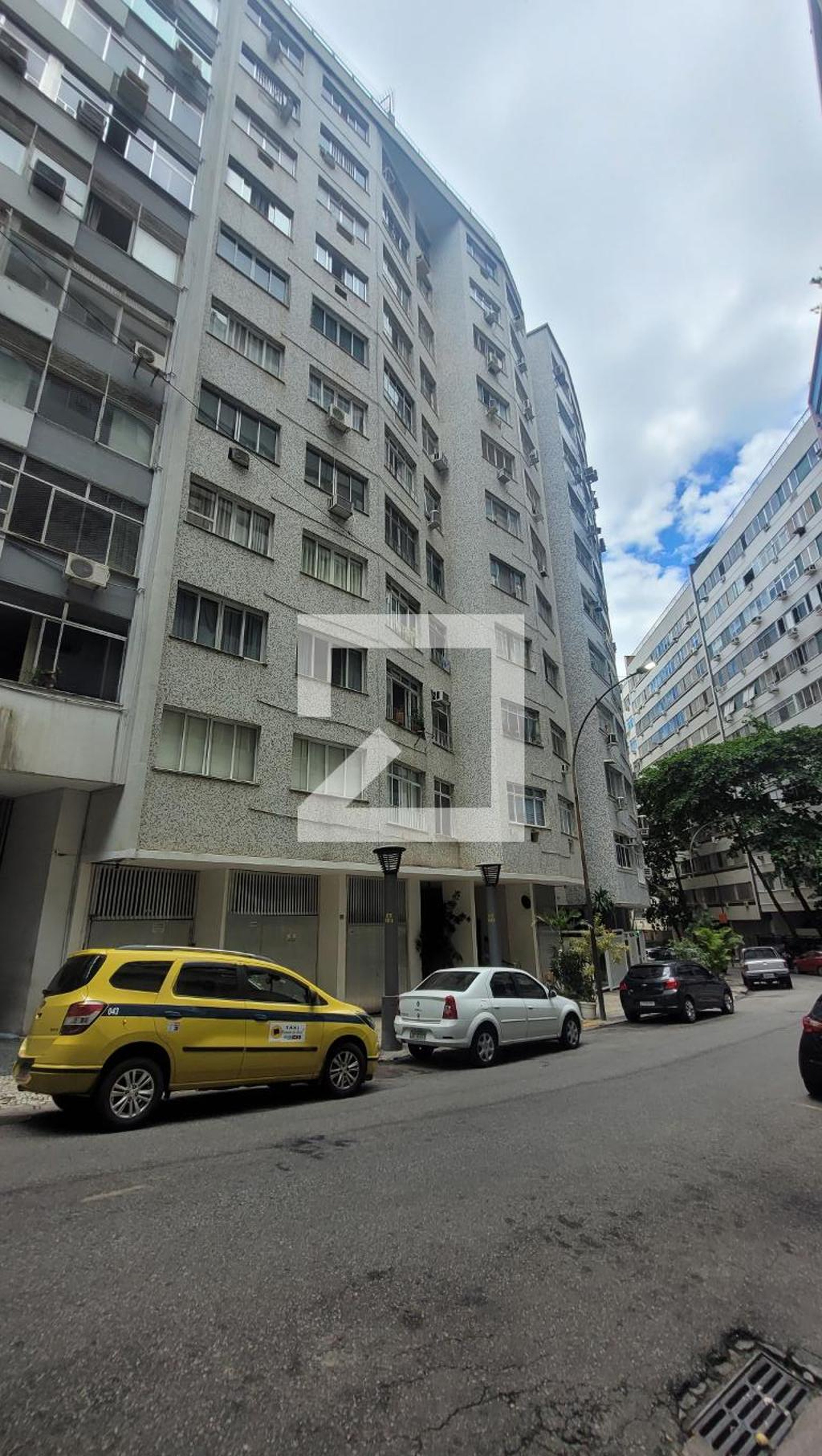 Fachada Condomínio em Rua Professor Gastão Bahiana, 94