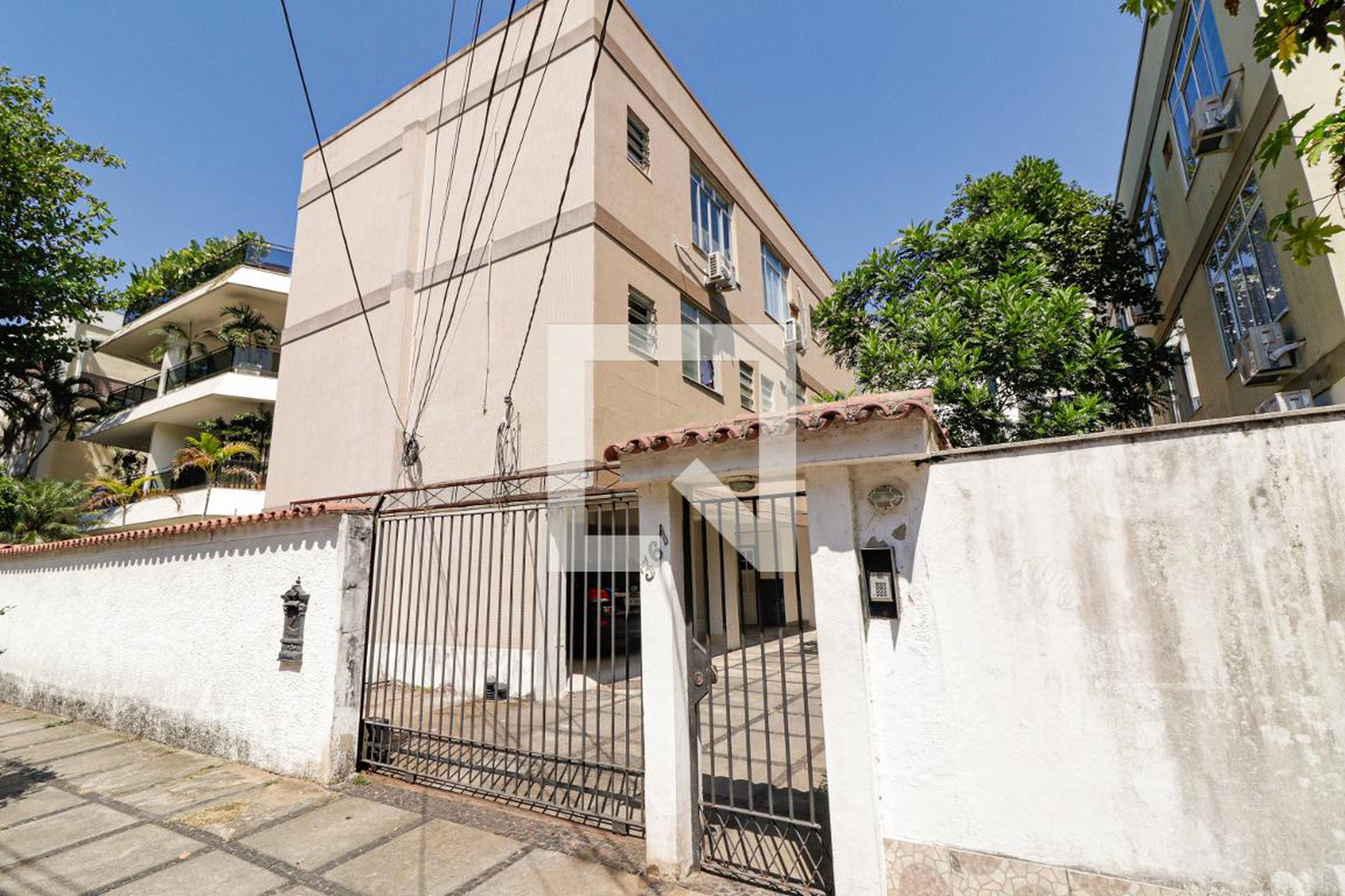 Fachada Condomínio em Rua General Ivan Raposo, 361