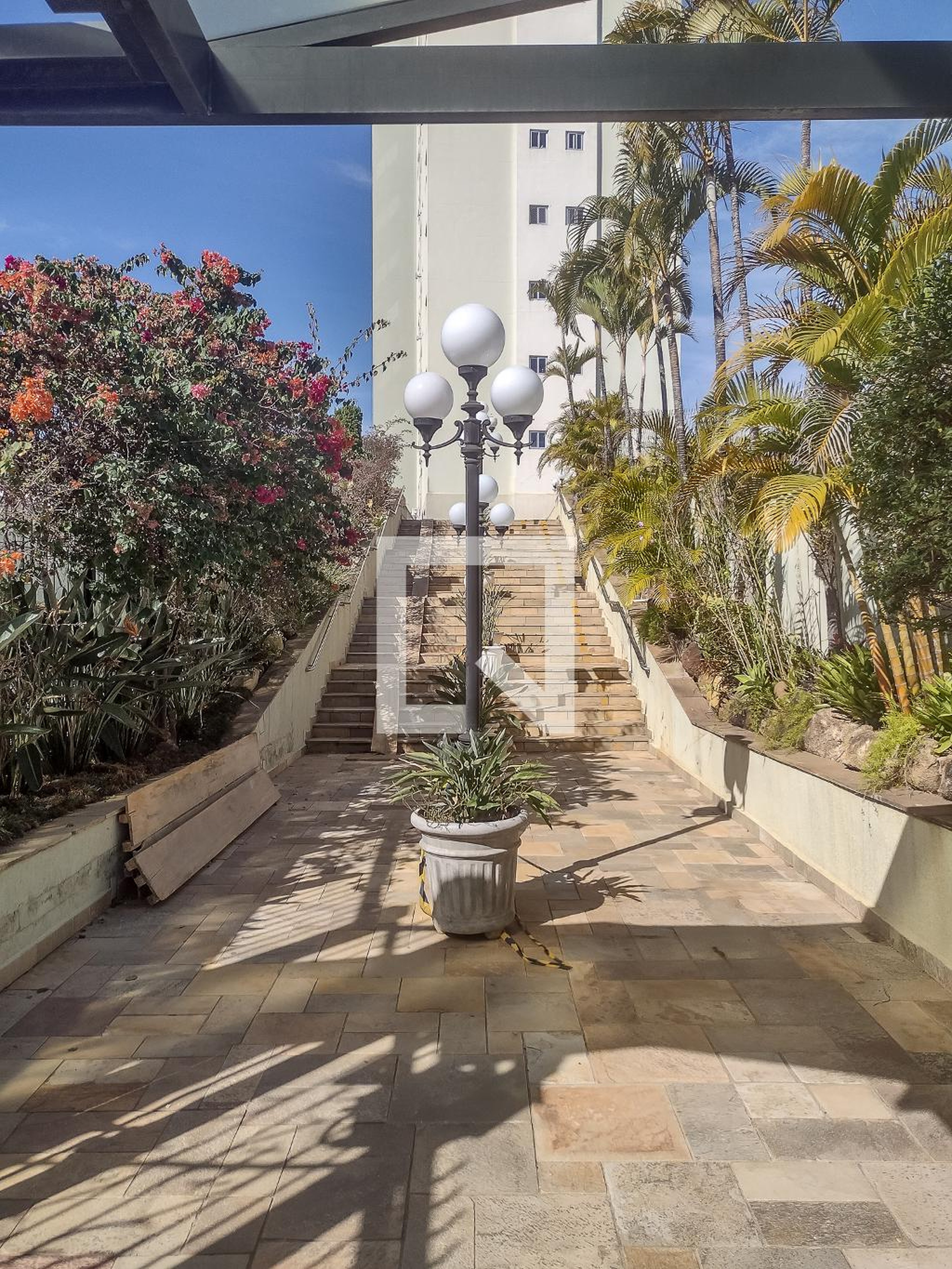 Entrada do prédio - Jardim de Petrópolis