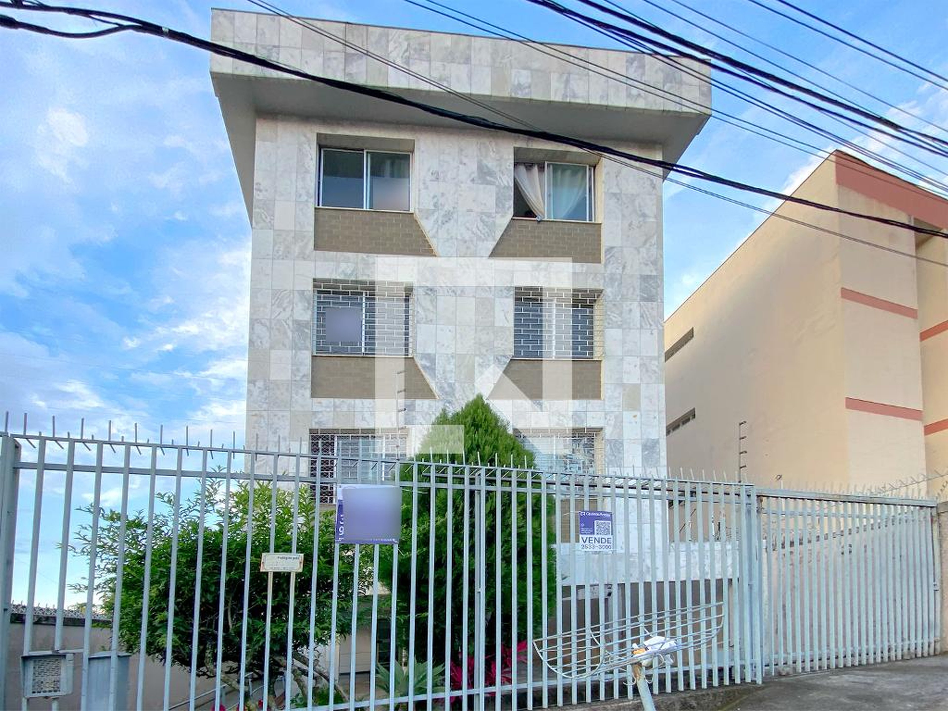 Fachada Condomínio em Rua Paulo Brandão, 97