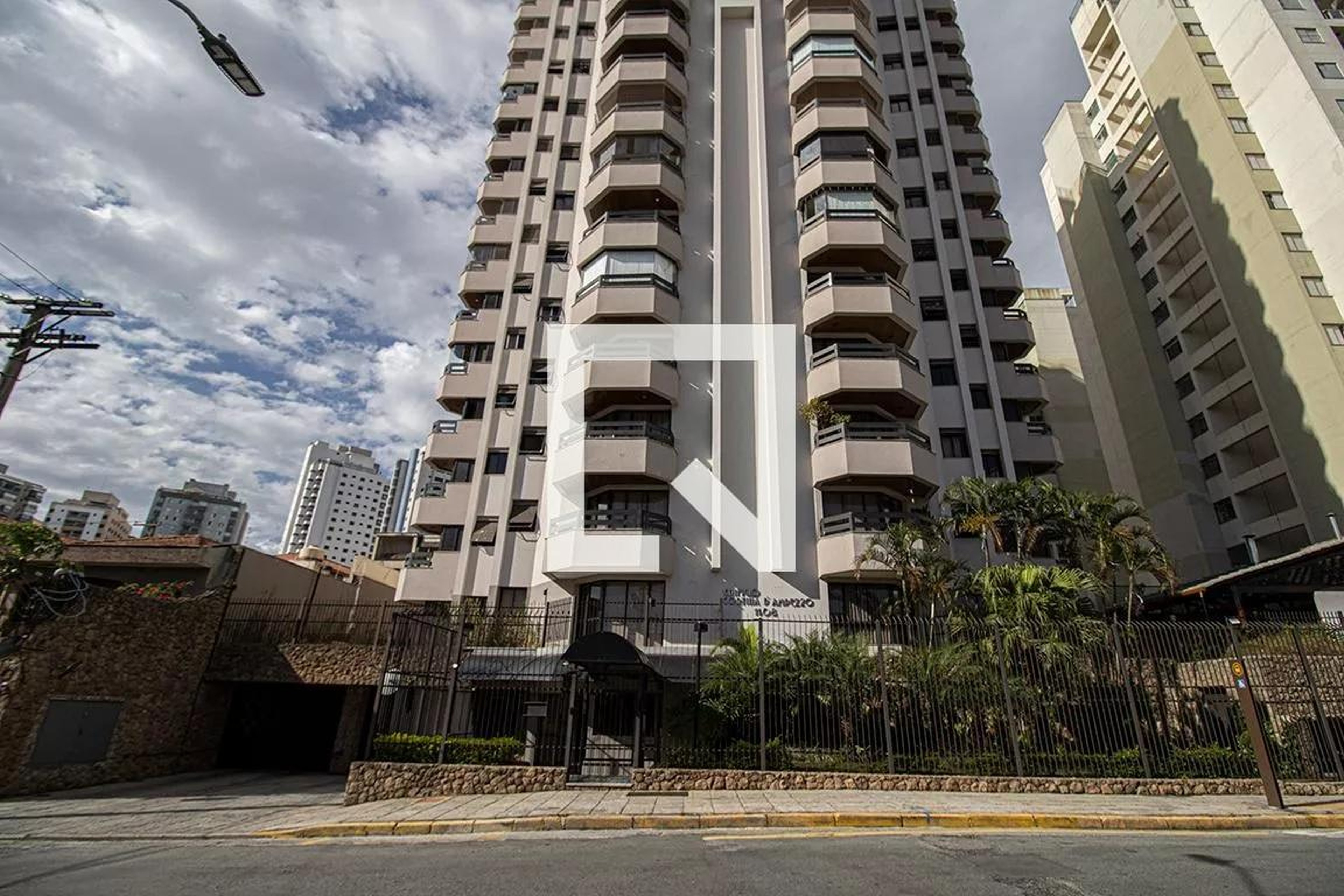 Fachada Condomínio em Rua General Chagas Santos, 1008