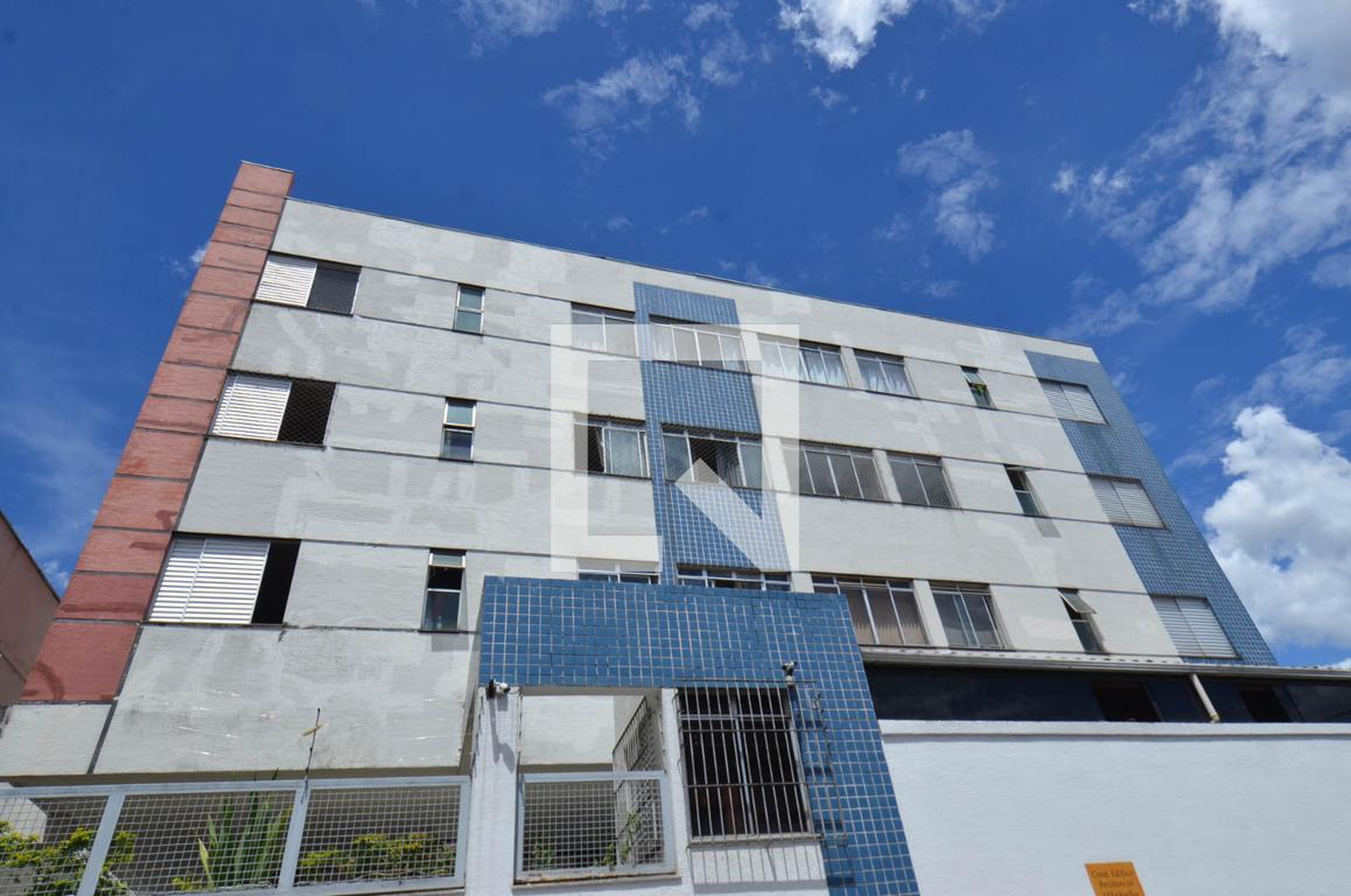 Fachada Condomínio em Rua Cloris, 277