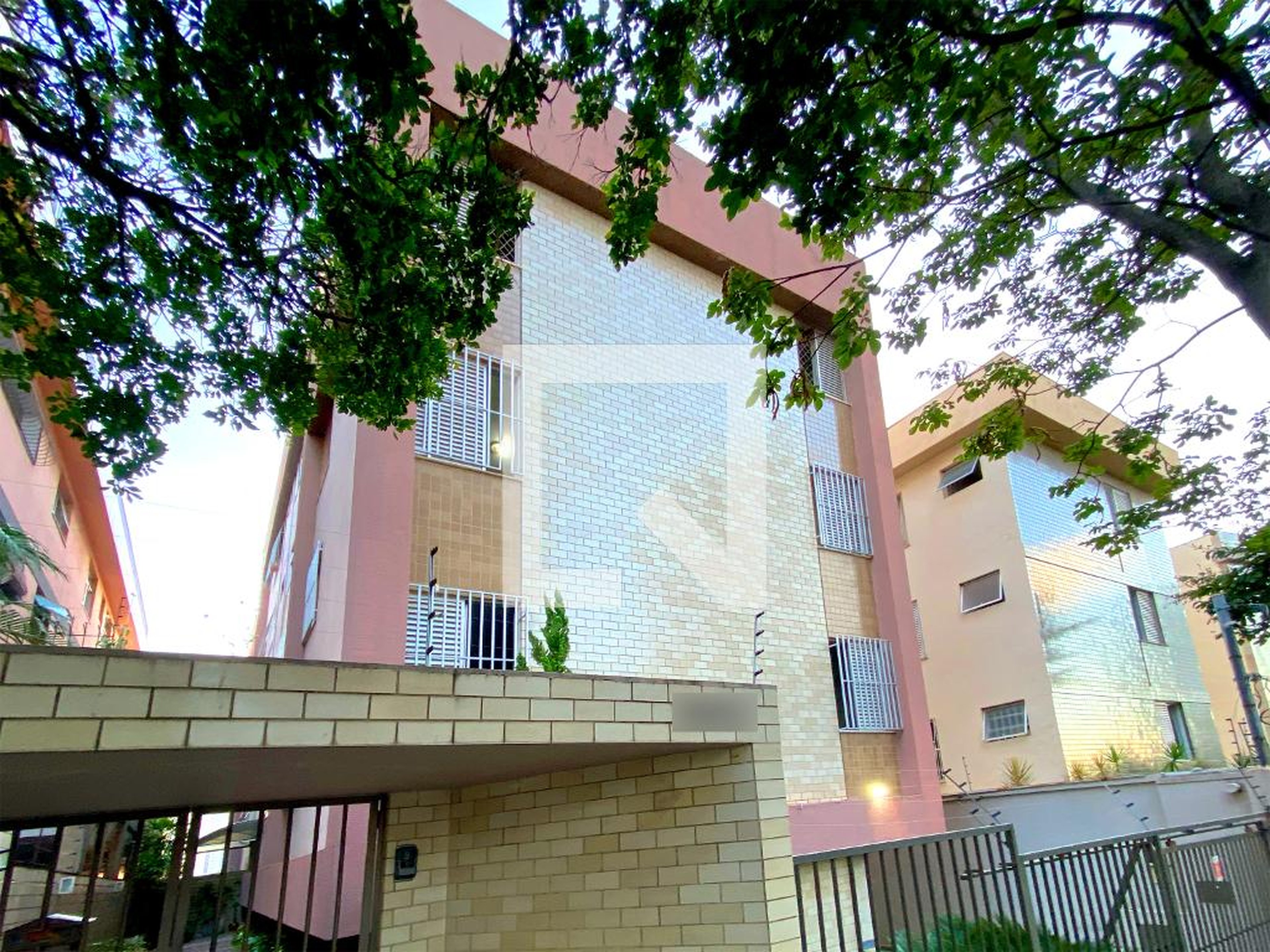 Fachada Condomínio em Rua Deputado Bernardino Sena Figueiredo, 170