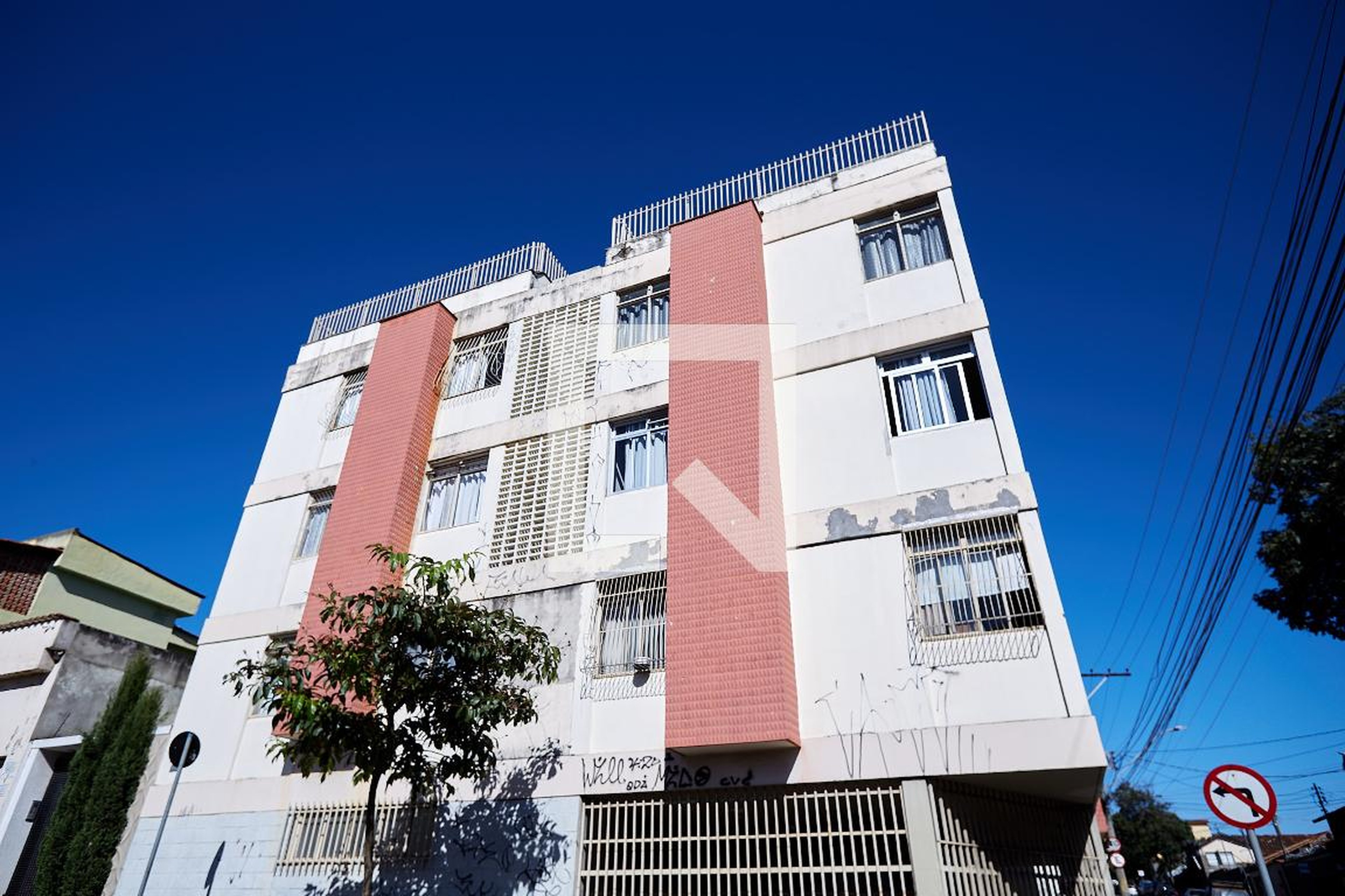 Fachada Condomínio em Rua Mariano de Abreu, 160