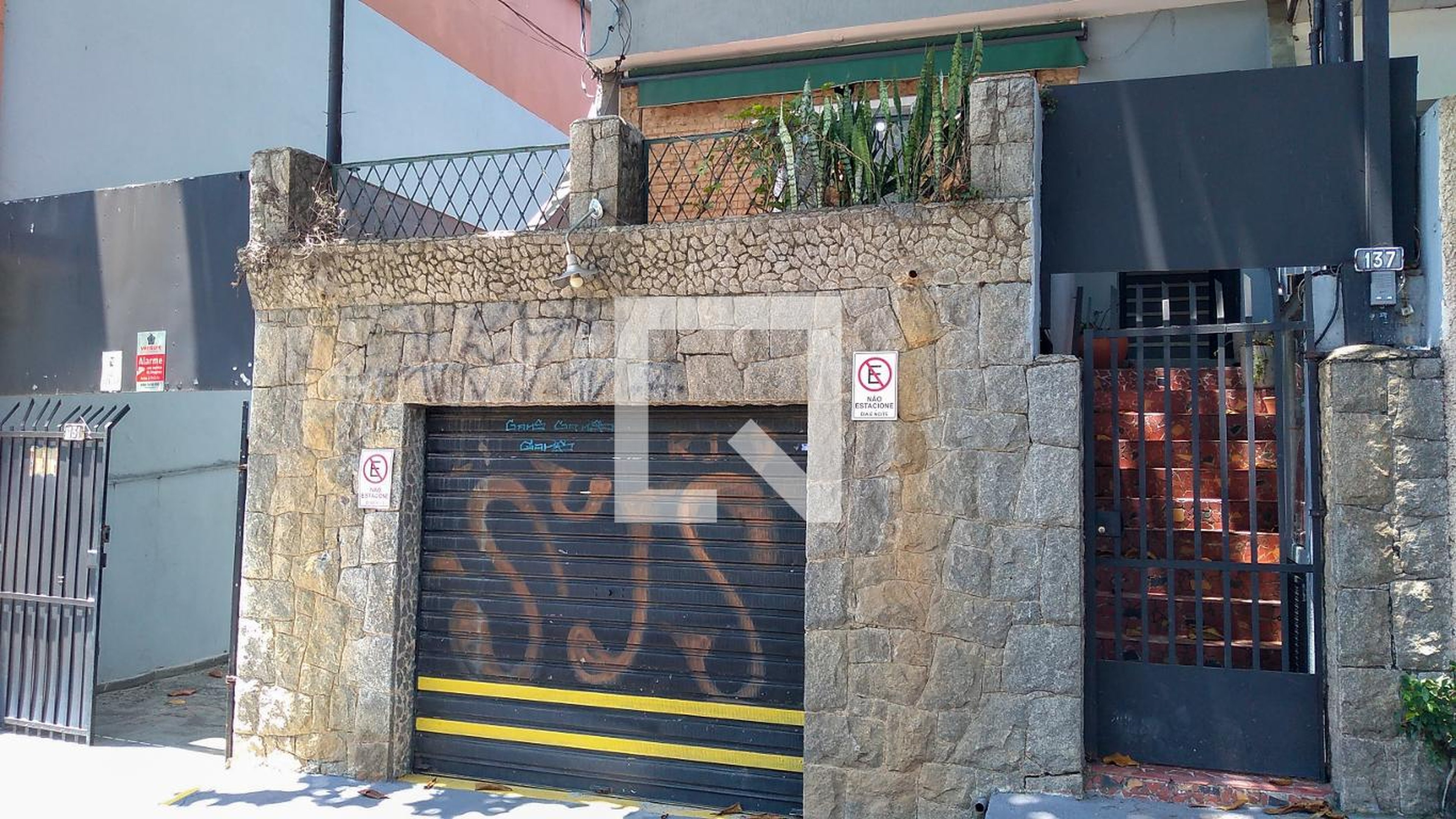 Fachada Condomínio em Rua Ministro Sinésio Rocha, 137