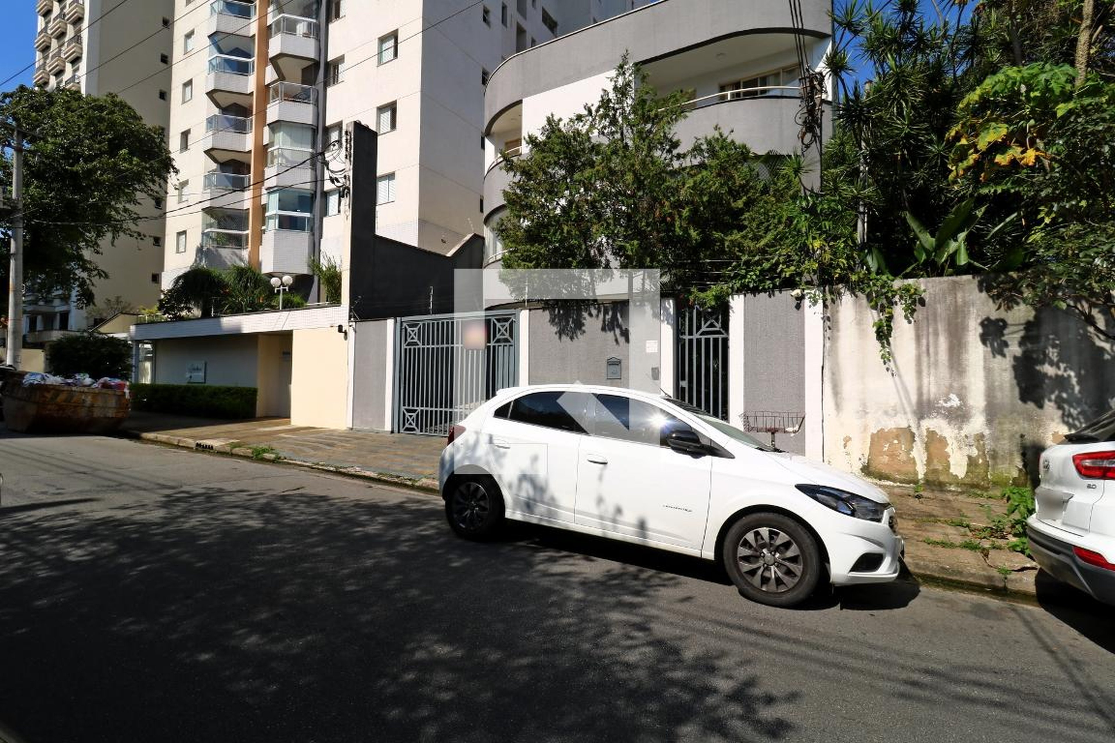 Fachada Condomínio em Rua Vitória Régia, 757