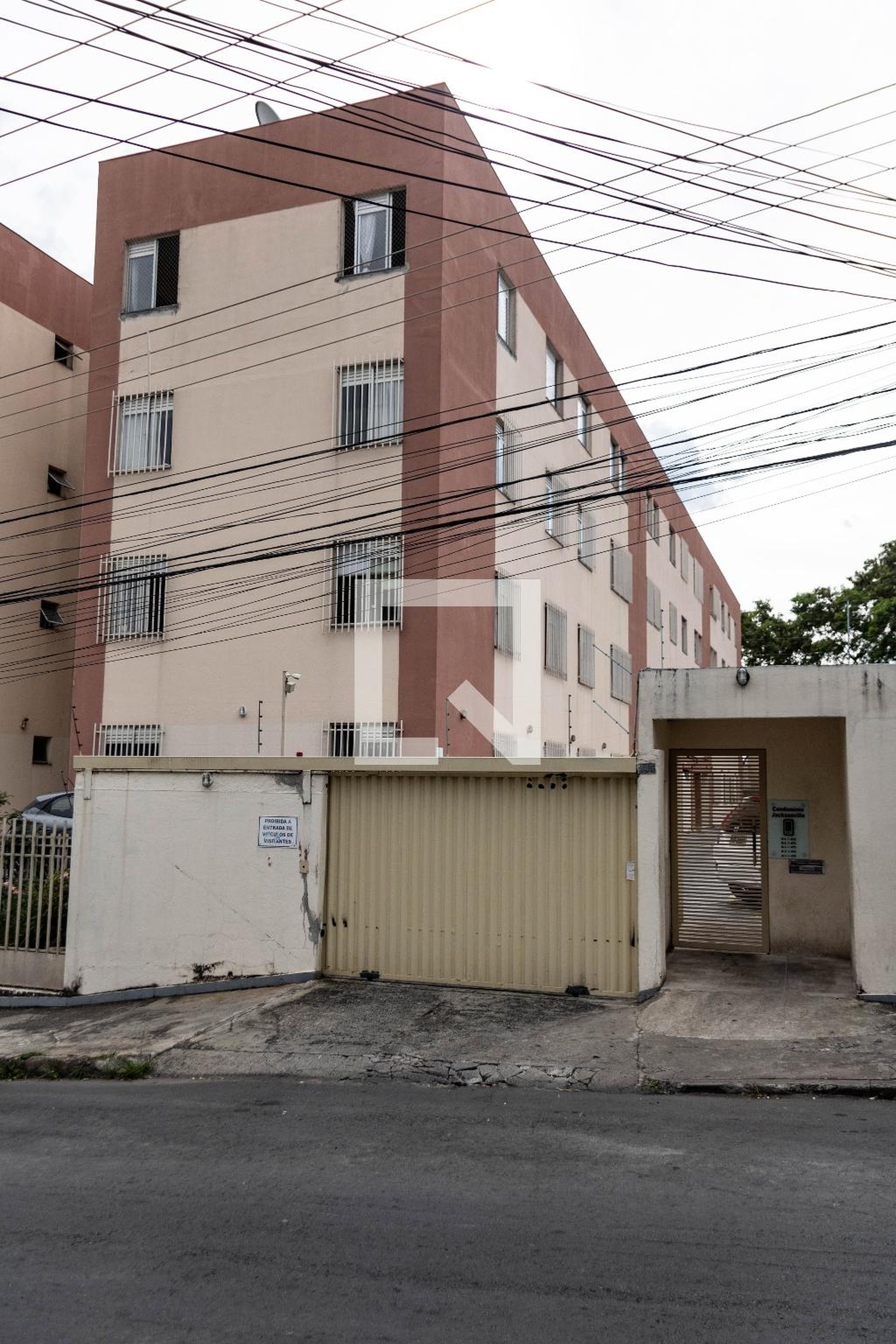 Fachada Condomínio em Rua Stella Camargos, 345