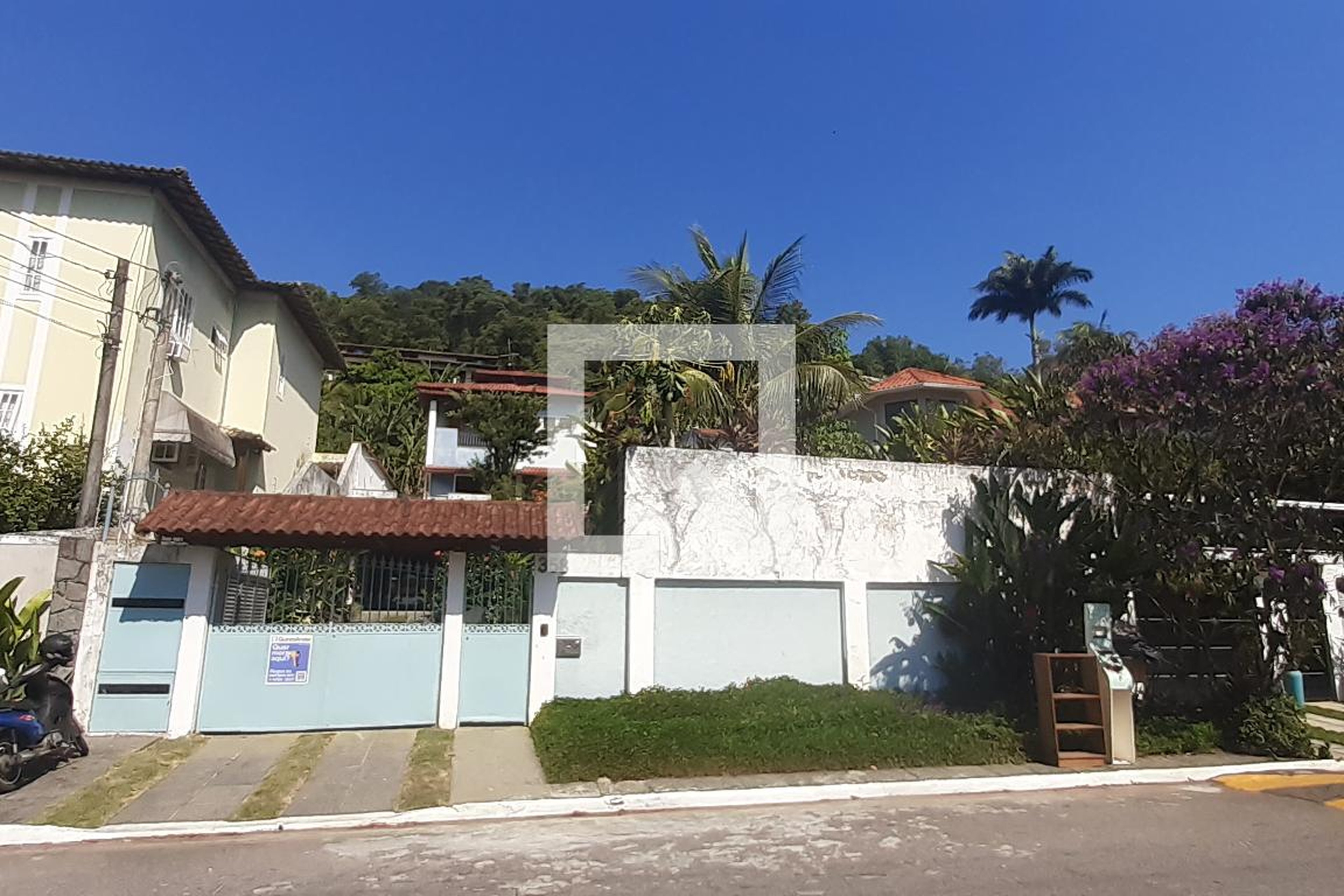 Fachada Condomínio em Rua Aroeiras, 358