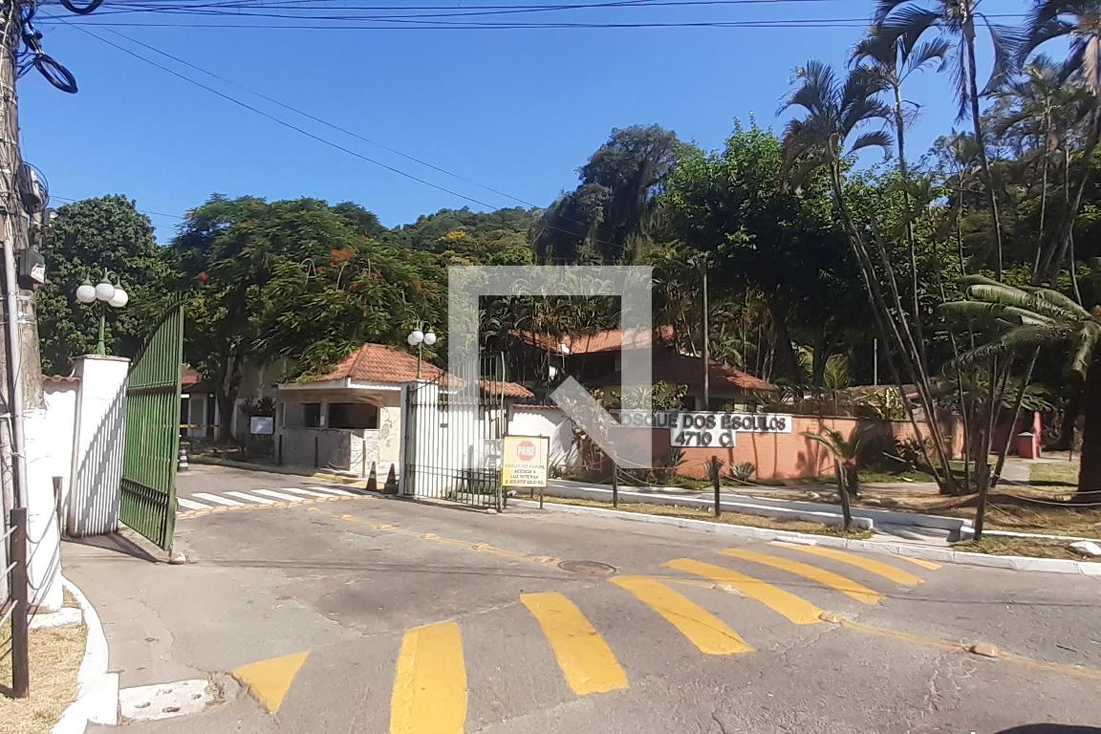 Fachada do Condomínio Condomínio em Rua Aroeiras, 358