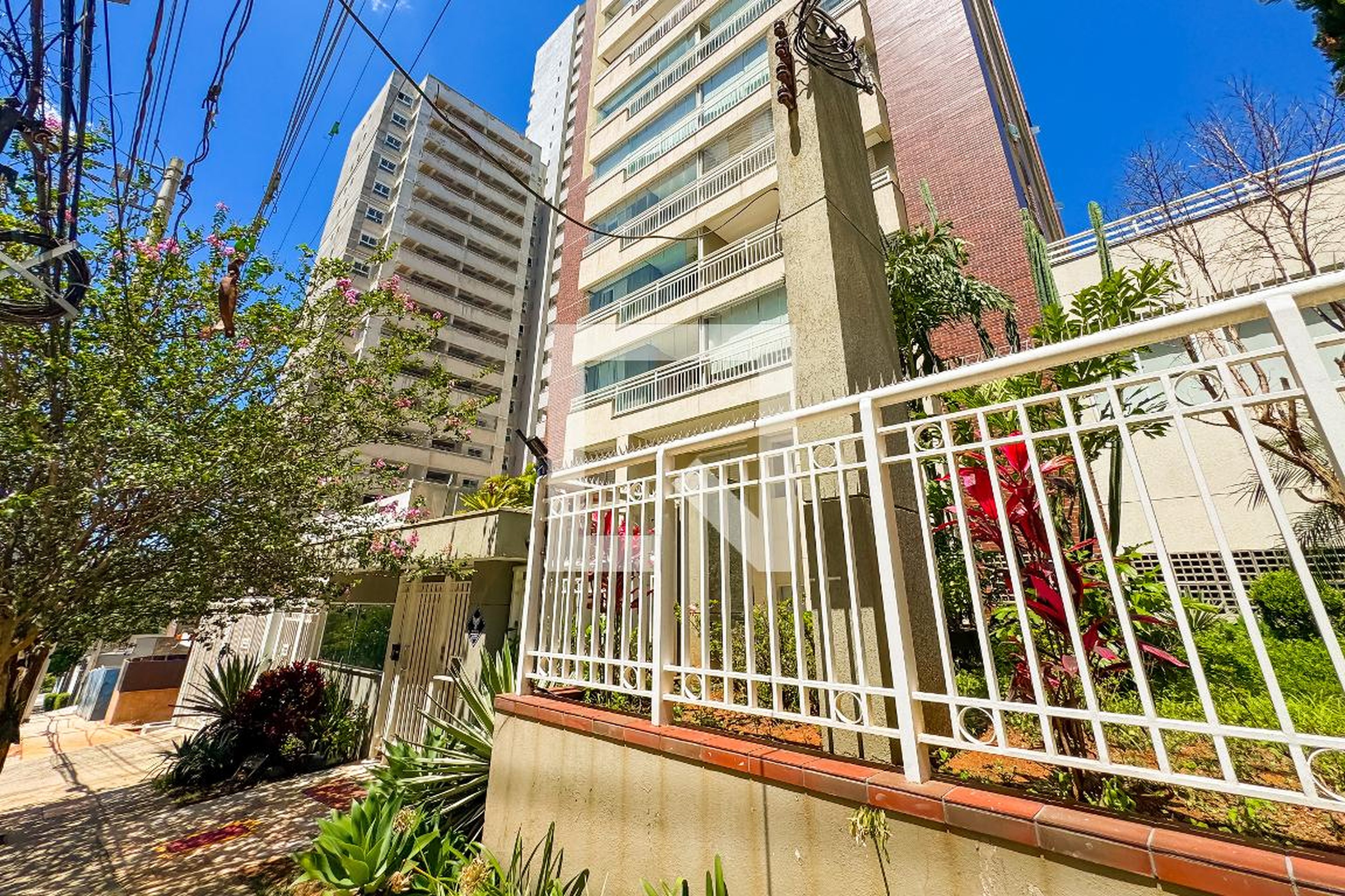 Fachada Condomínio em Rua Gaspar Lourenço, 480