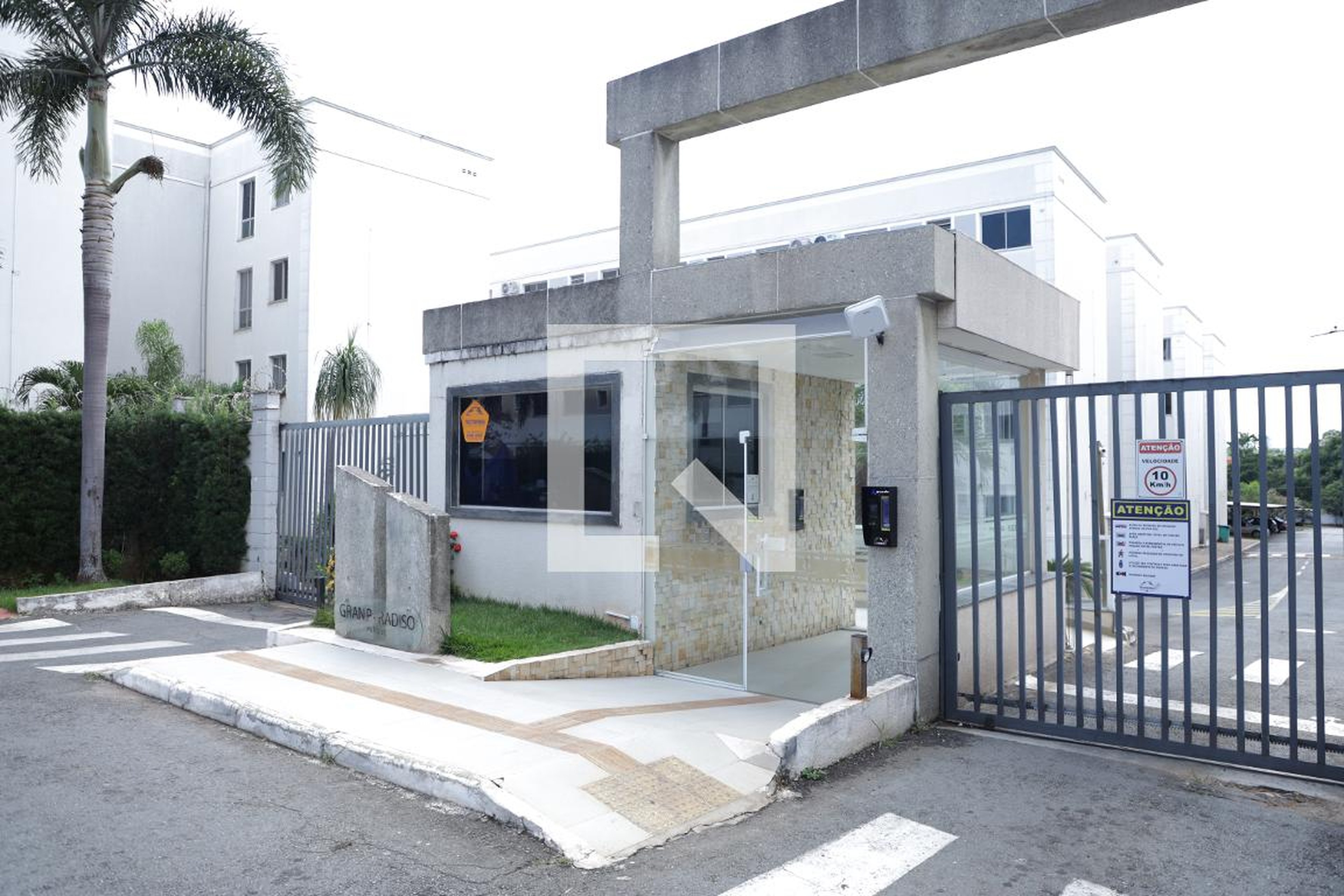 Fachada Condomínio em Rua Tambaqui, 2