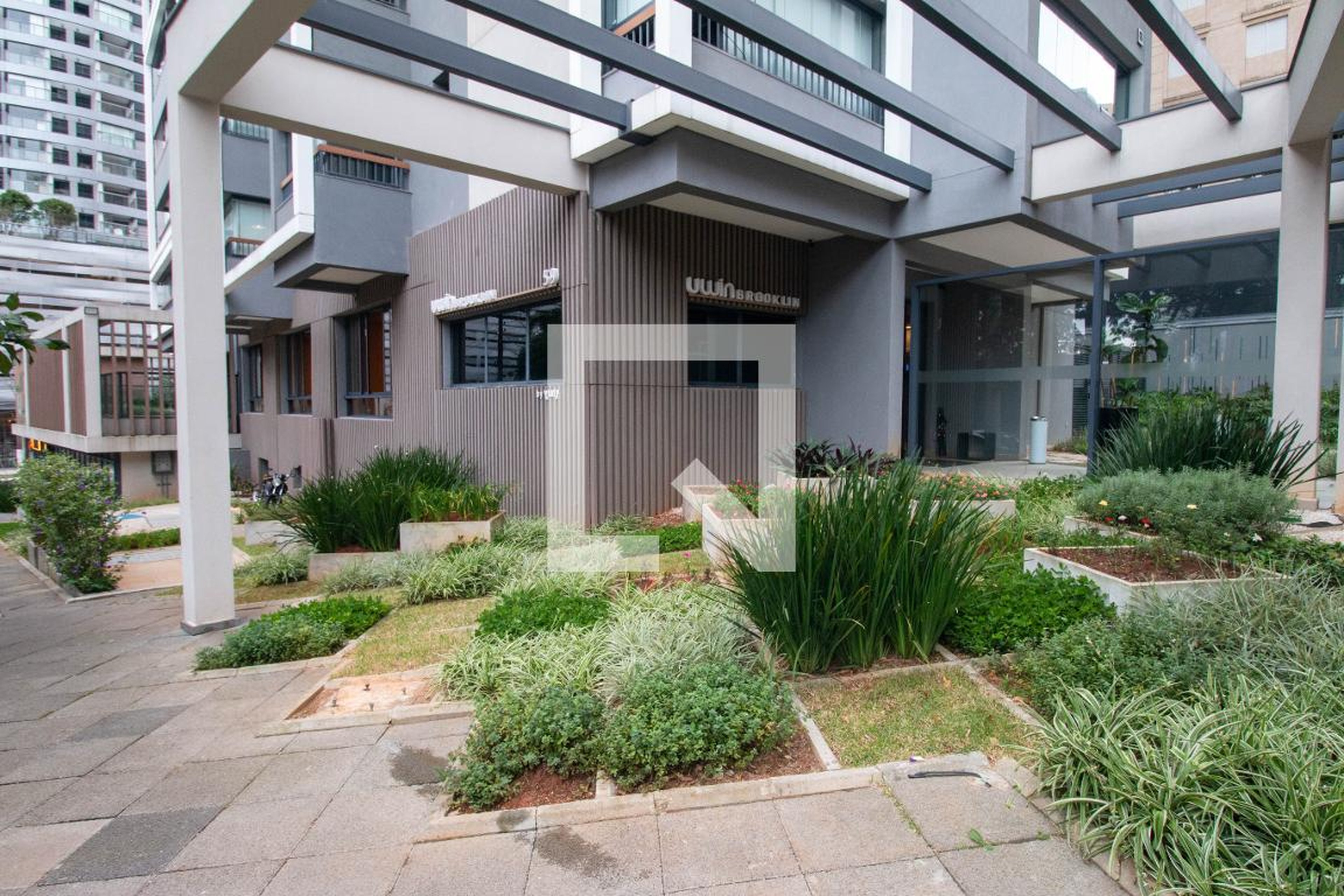 Hall - Yuny - Uwin Brooklin