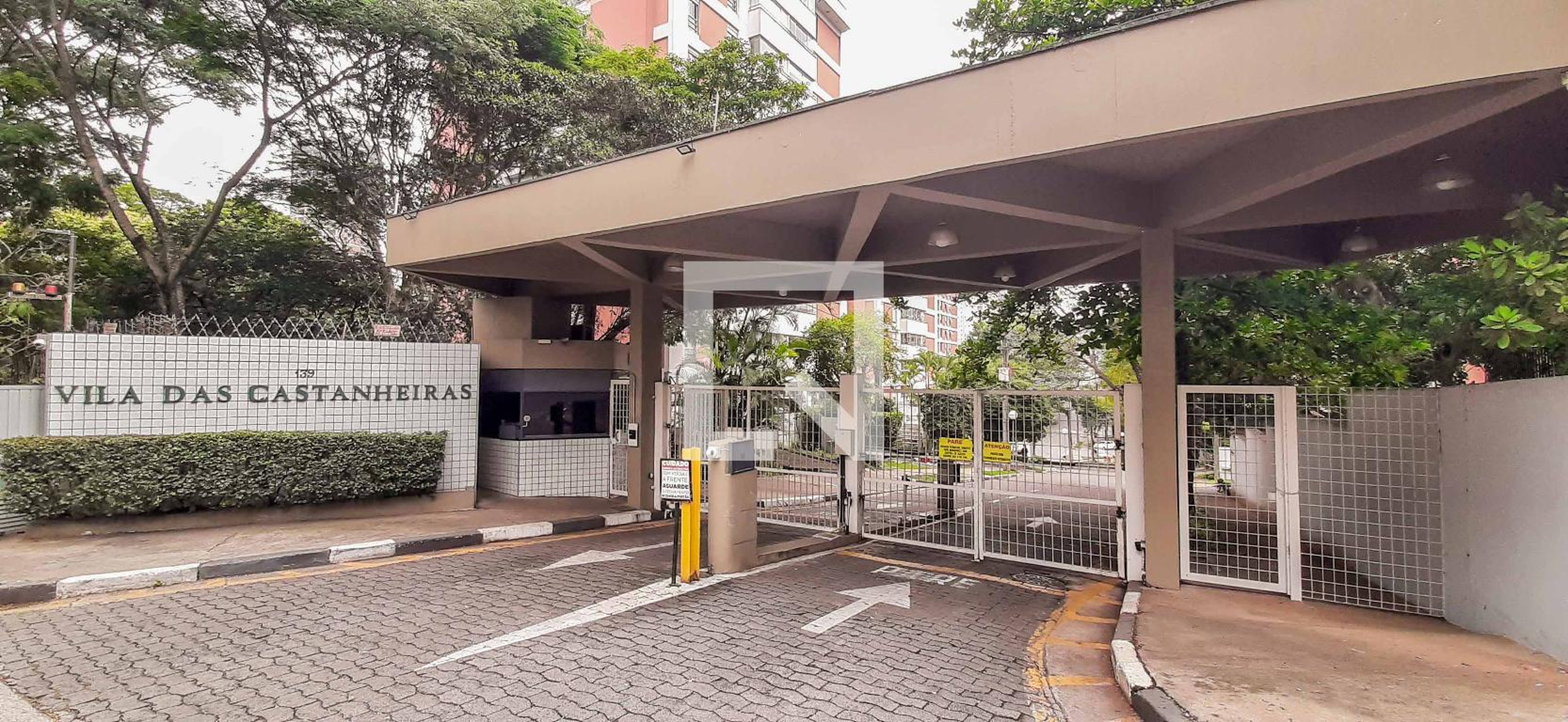 Fachada do Condomínio Condomínio Vila das Cantanheiras