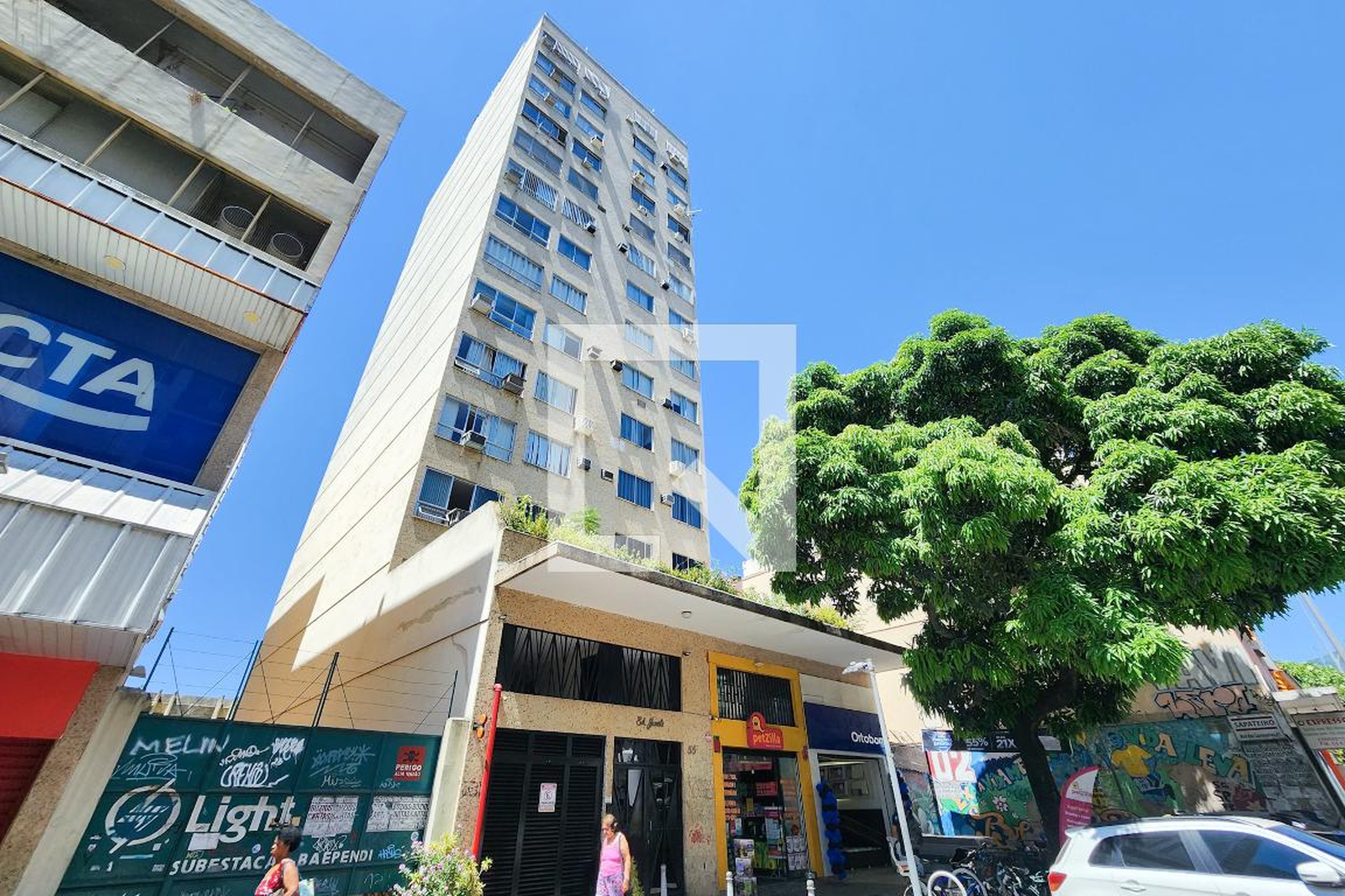 Fachada Condomínio em Rua das Laranjeiras, 55