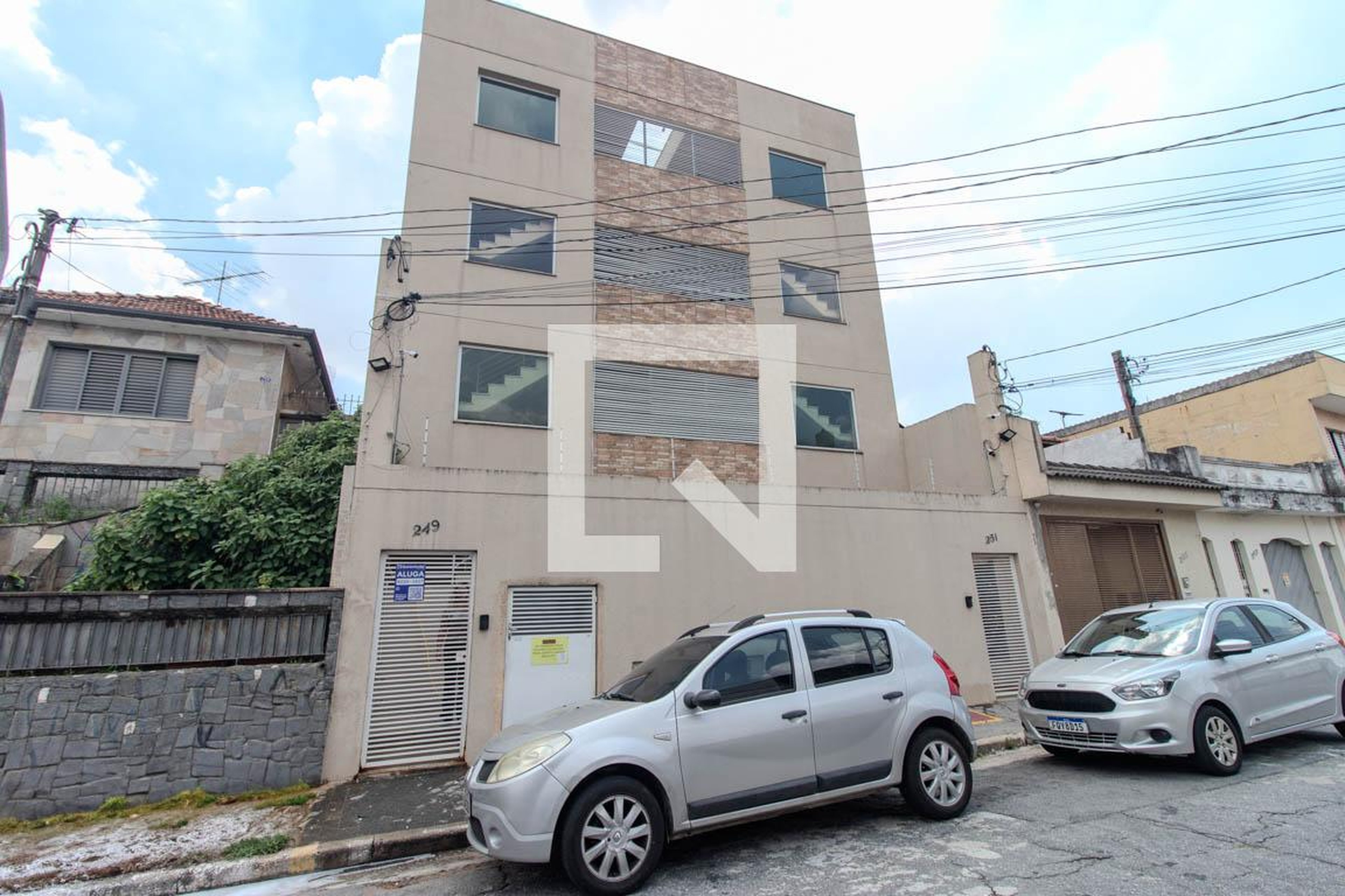Fachada Condomínio em Rua Alves Cardoso, 249