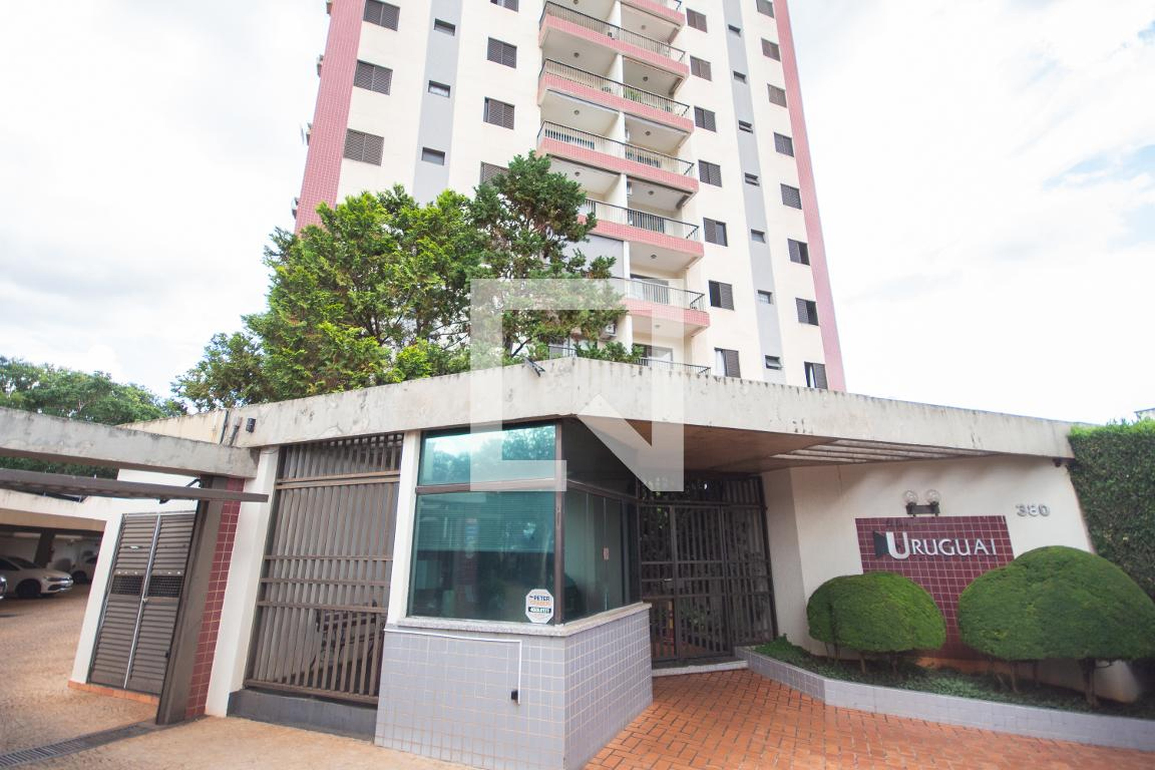 Fachada do condomínio Condomínio Uruguai