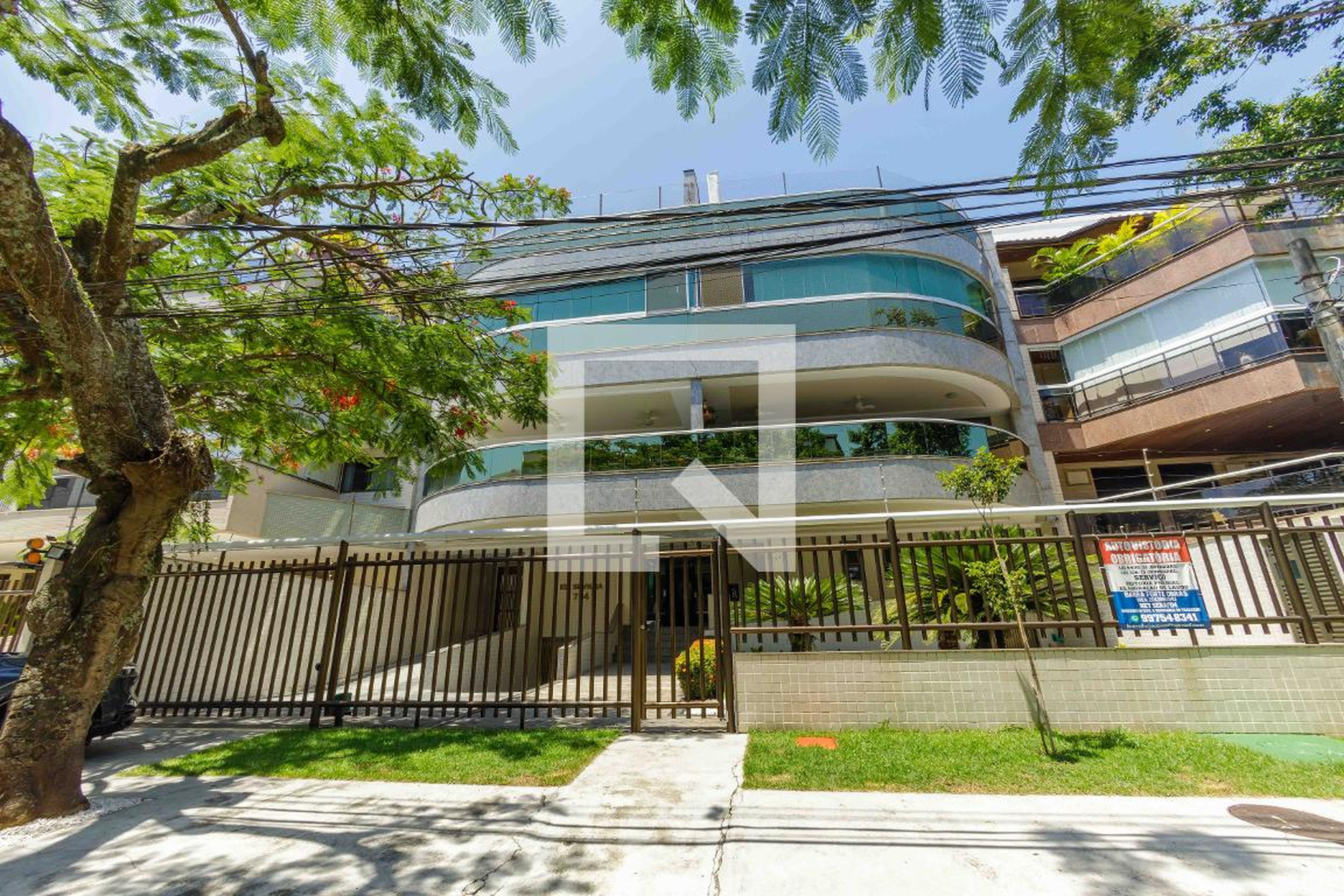 Fachada Condomínio em Rua Venâncio Veloso, 754